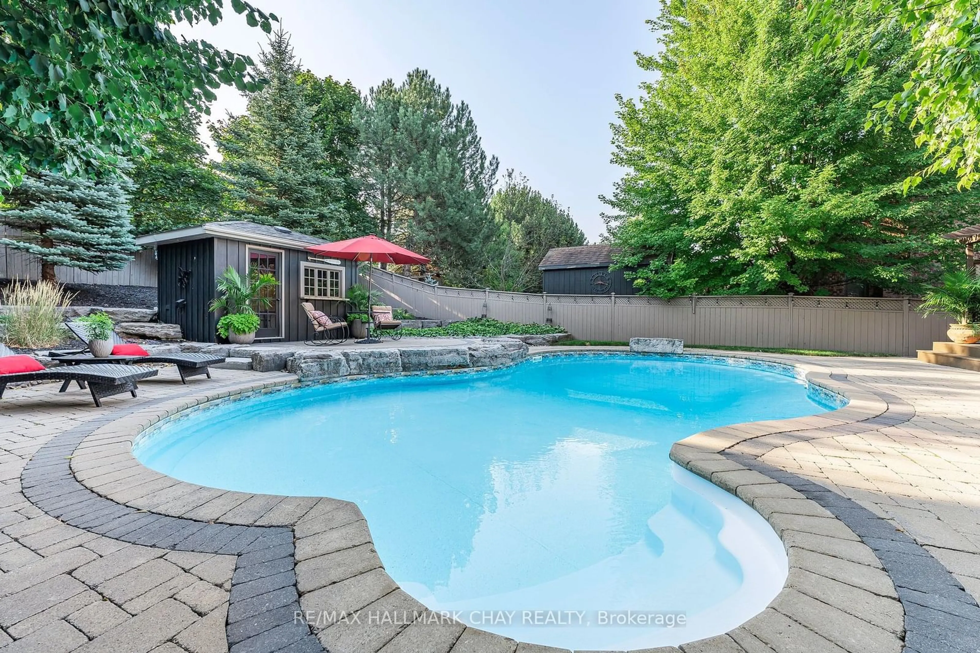 Indoor or outdoor pool for 15 Cityview Circ, Barrie Ontario L4N 7V2