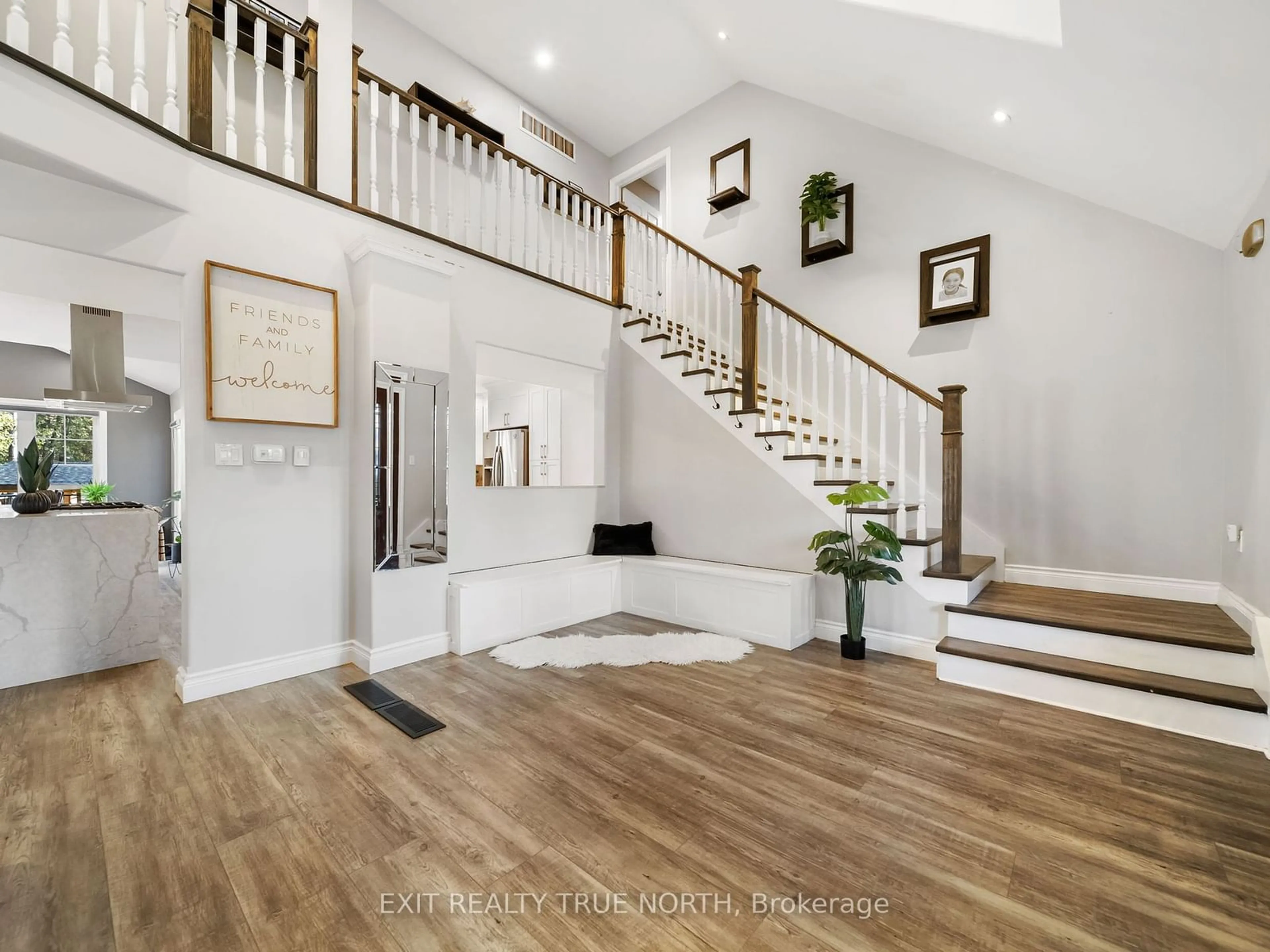 Indoor entryway, wood floors for 129 Bass Line, Oro-Medonte Ontario L3V 0J9