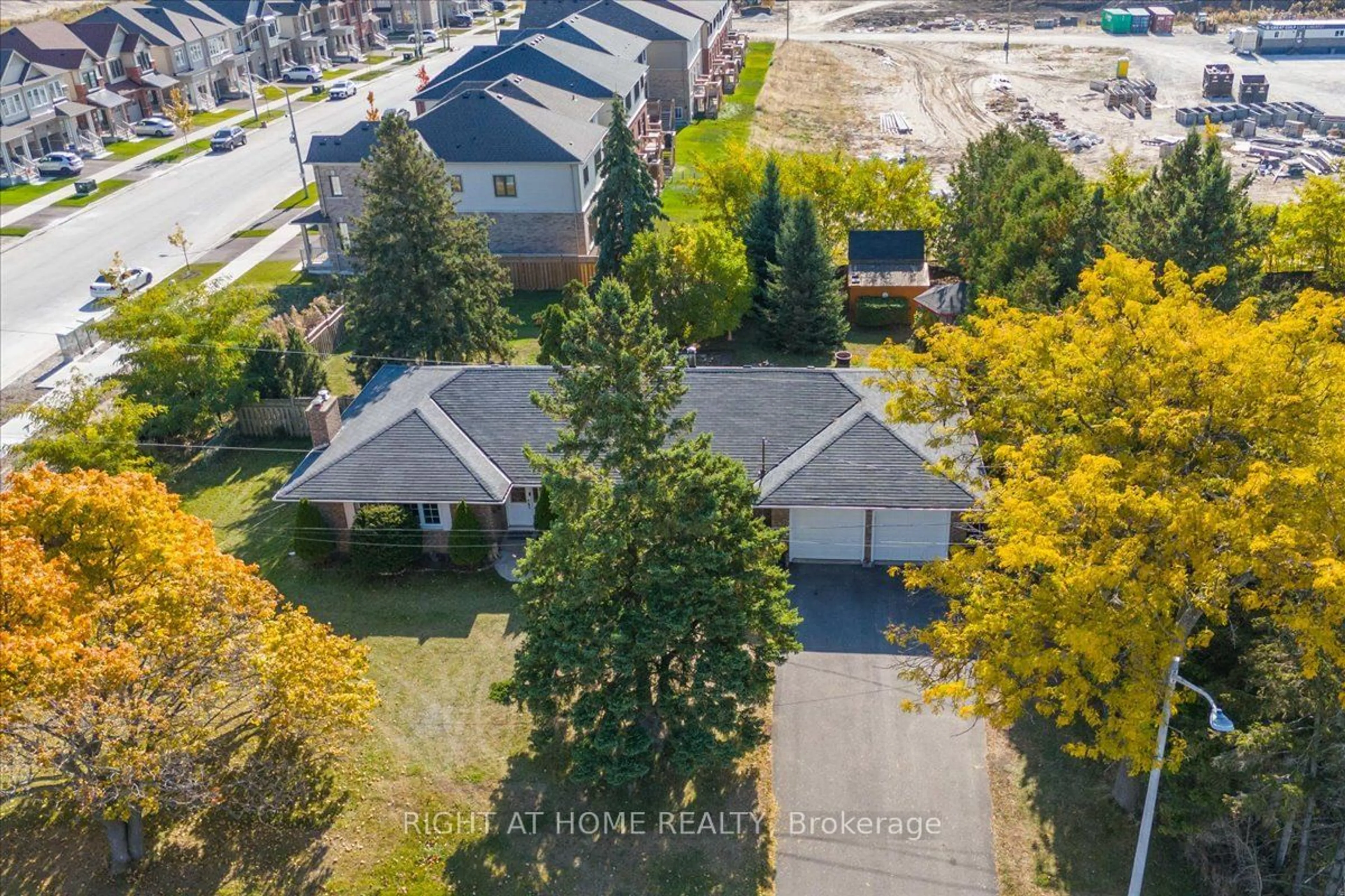 A pic from exterior of the house or condo, the fenced backyard for 569 Mapleview Dr, Barrie Ontario L9J 0C3