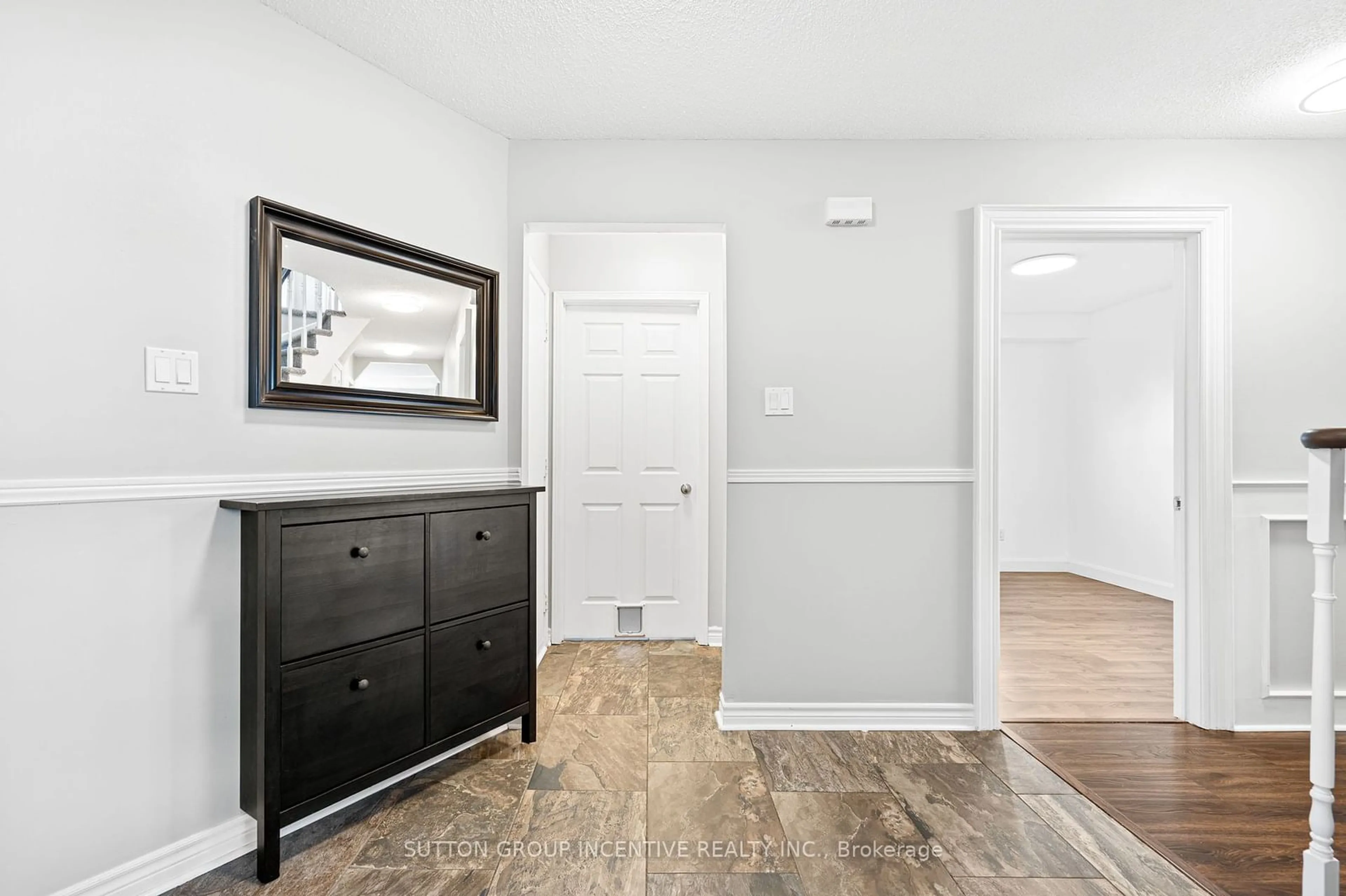 Indoor entryway, wood floors for 31 Moore Pl, Barrie Ontario L4N 6N8