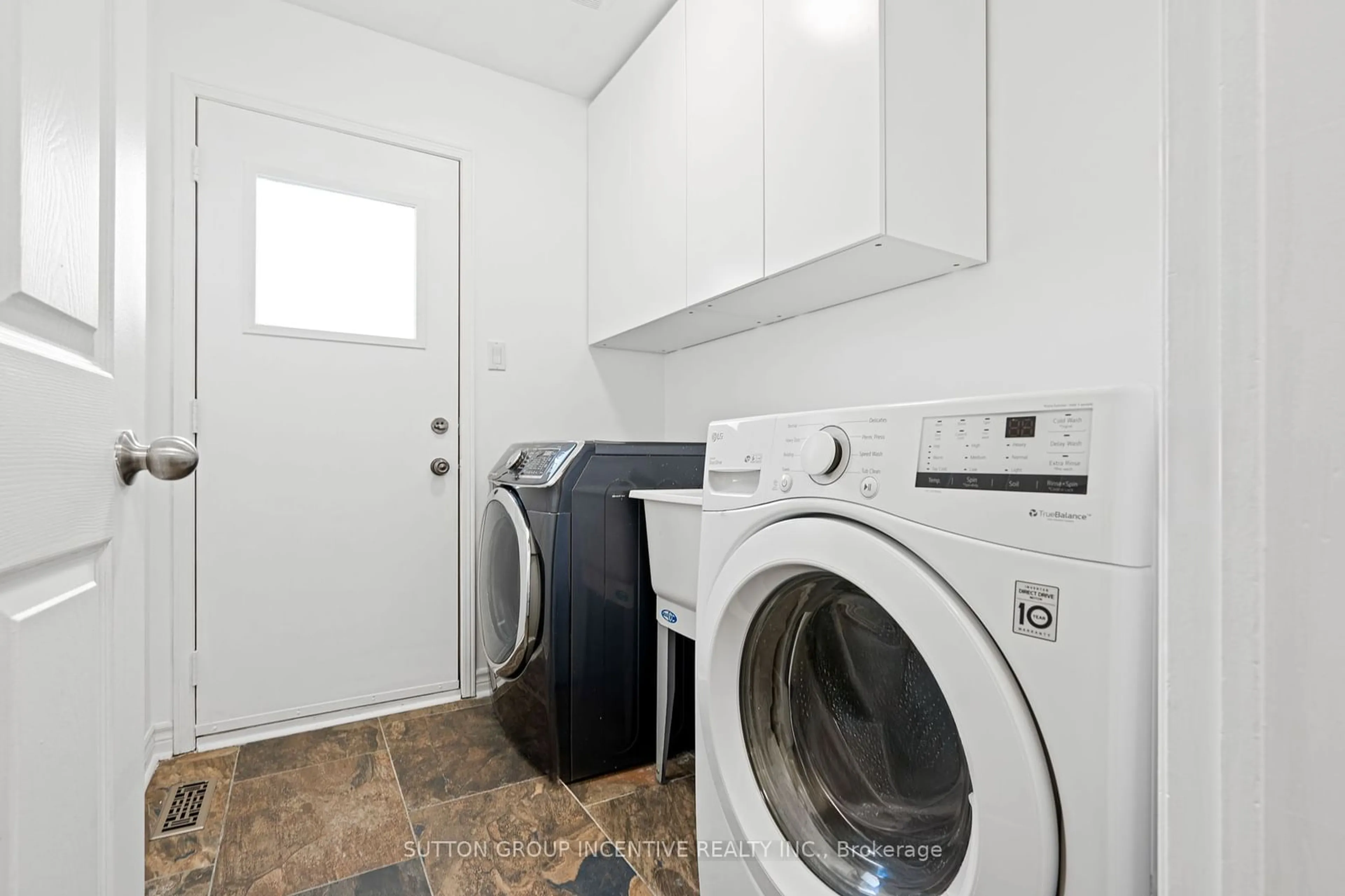 Laundry room for 31 Moore Pl, Barrie Ontario L4N 6N8