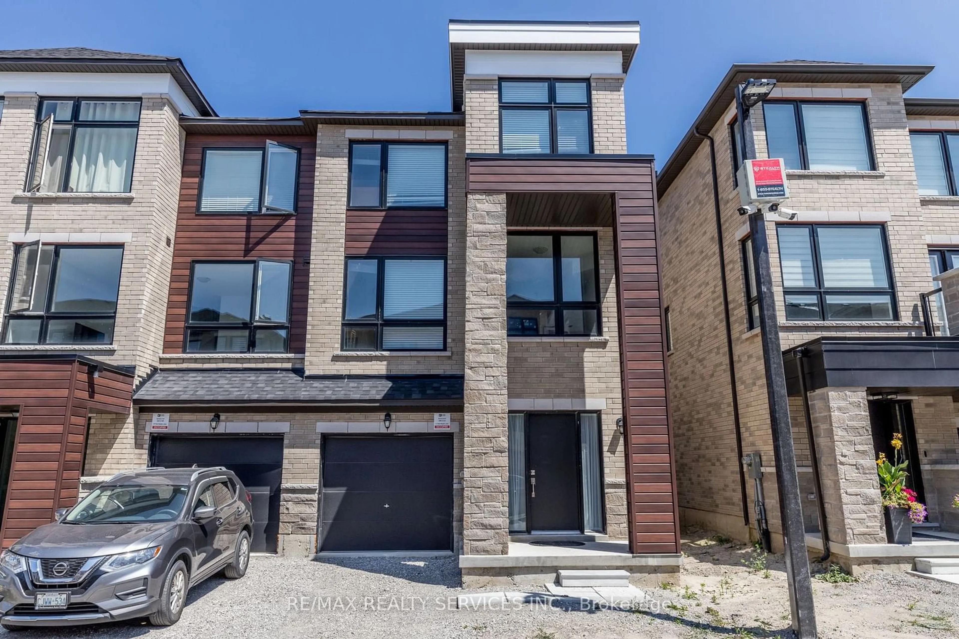 A pic from exterior of the house or condo, the street view for 61 Red Maple Lane, Barrie Ontario L9J 0N8