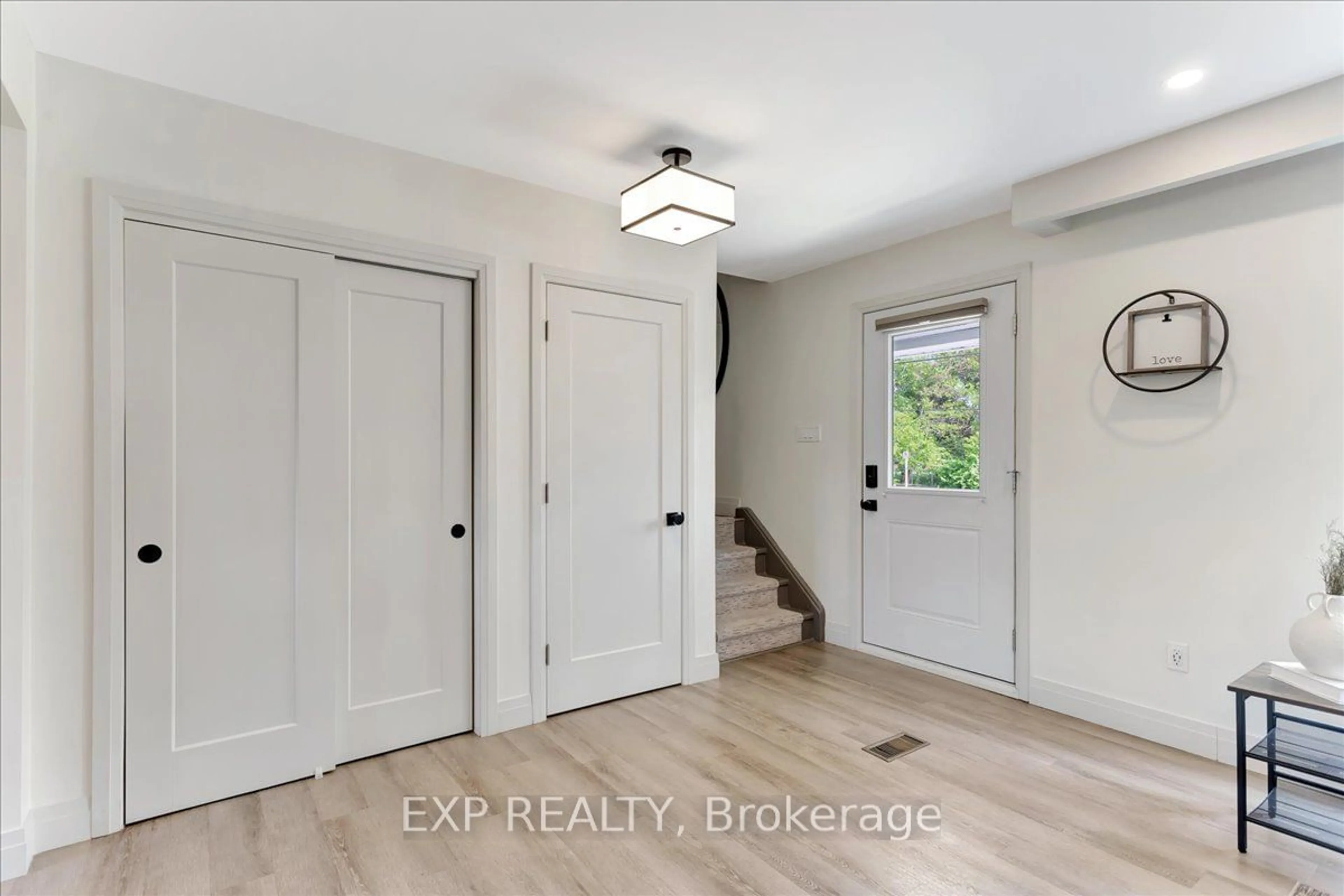 Indoor entryway, wood floors for 143 Collins St, Collingwood Ontario L9Y 4C9