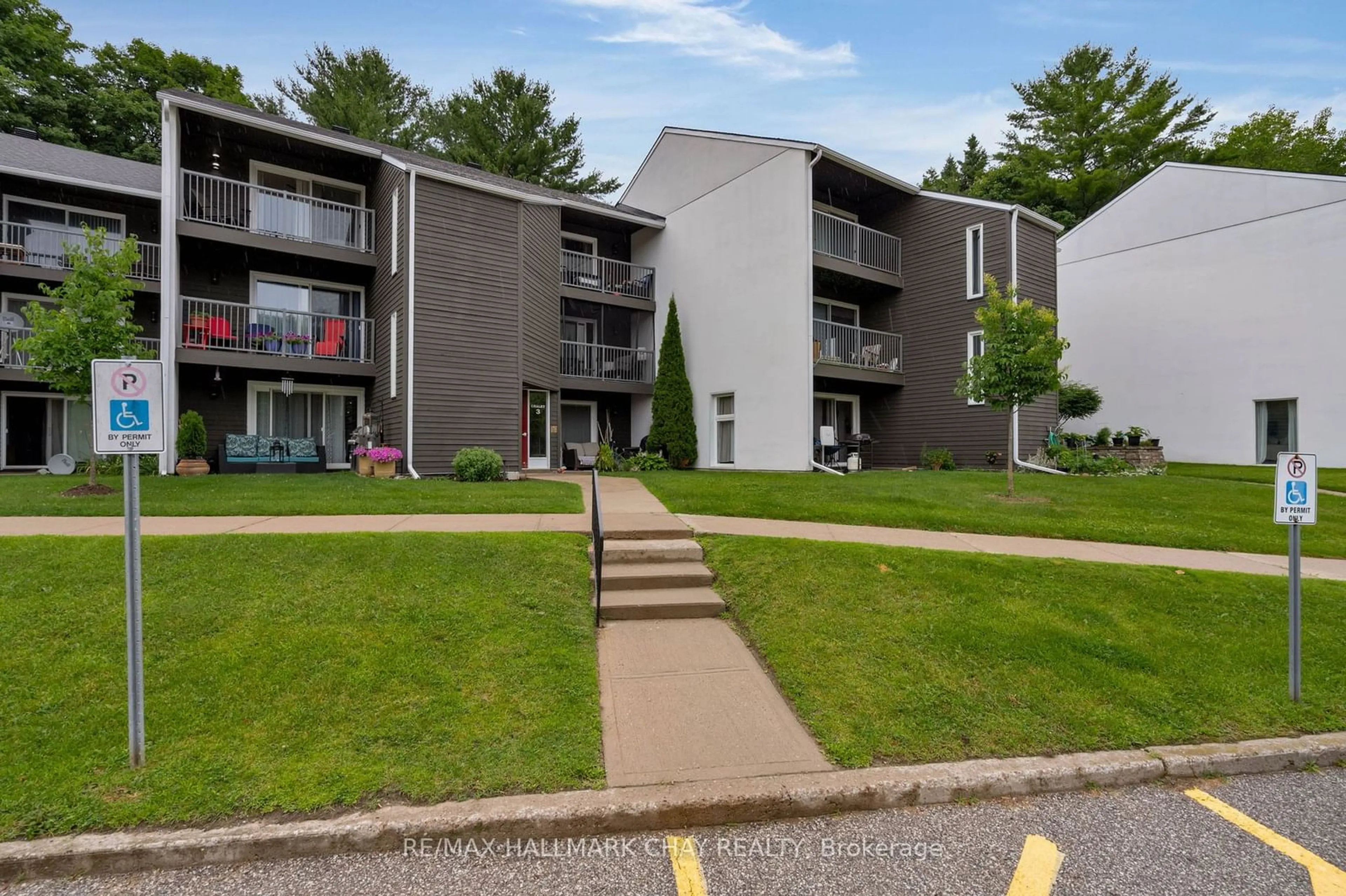 A pic from exterior of the house or condo, the front or back of building for 1102 Horseshoe Valley Rd #303, Oro-Medonte Ontario L4M 4Y8