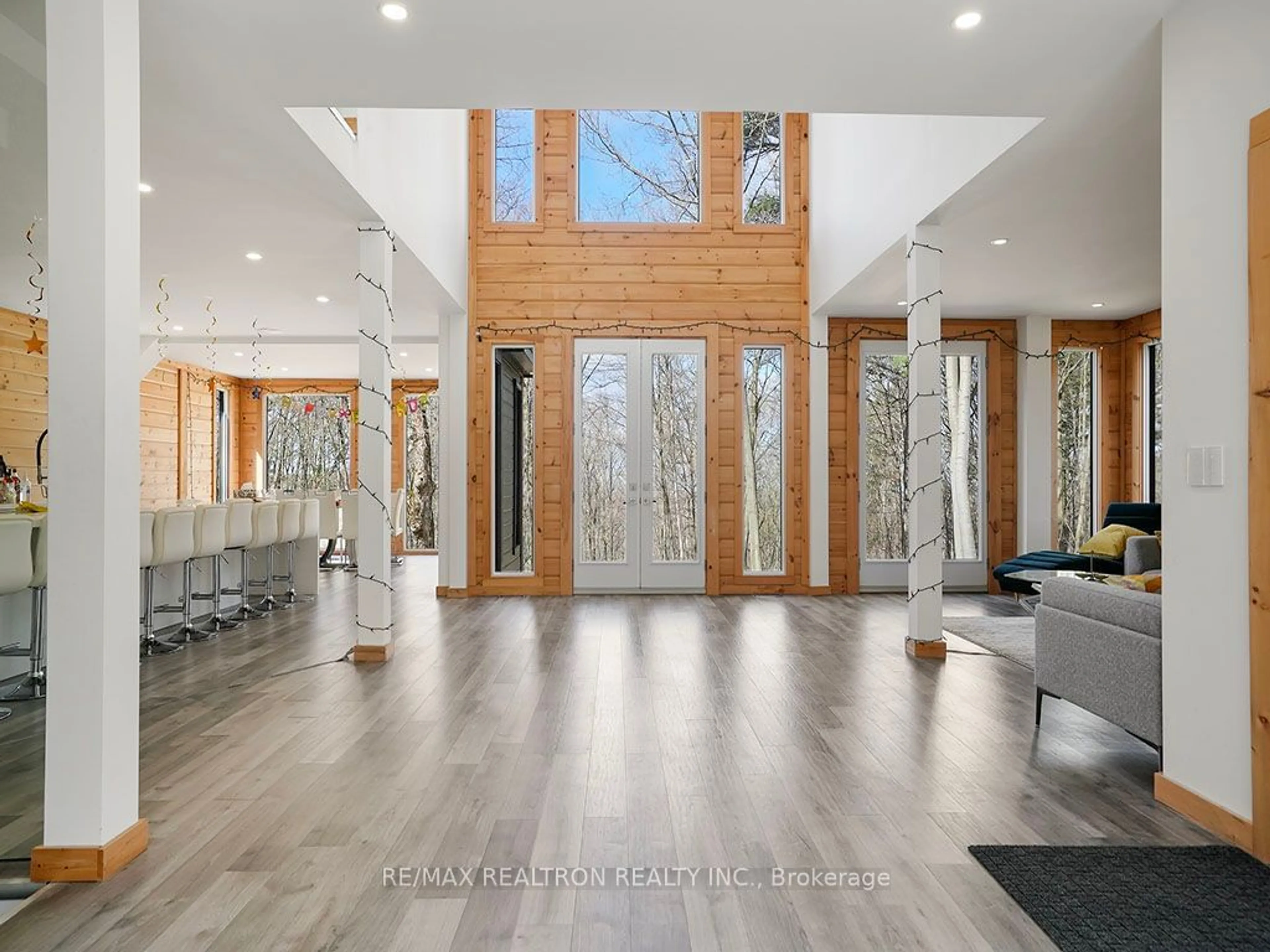 Indoor foyer, wood floors for 3328 4 Line, Oro-Medonte Ontario L0L 2L0