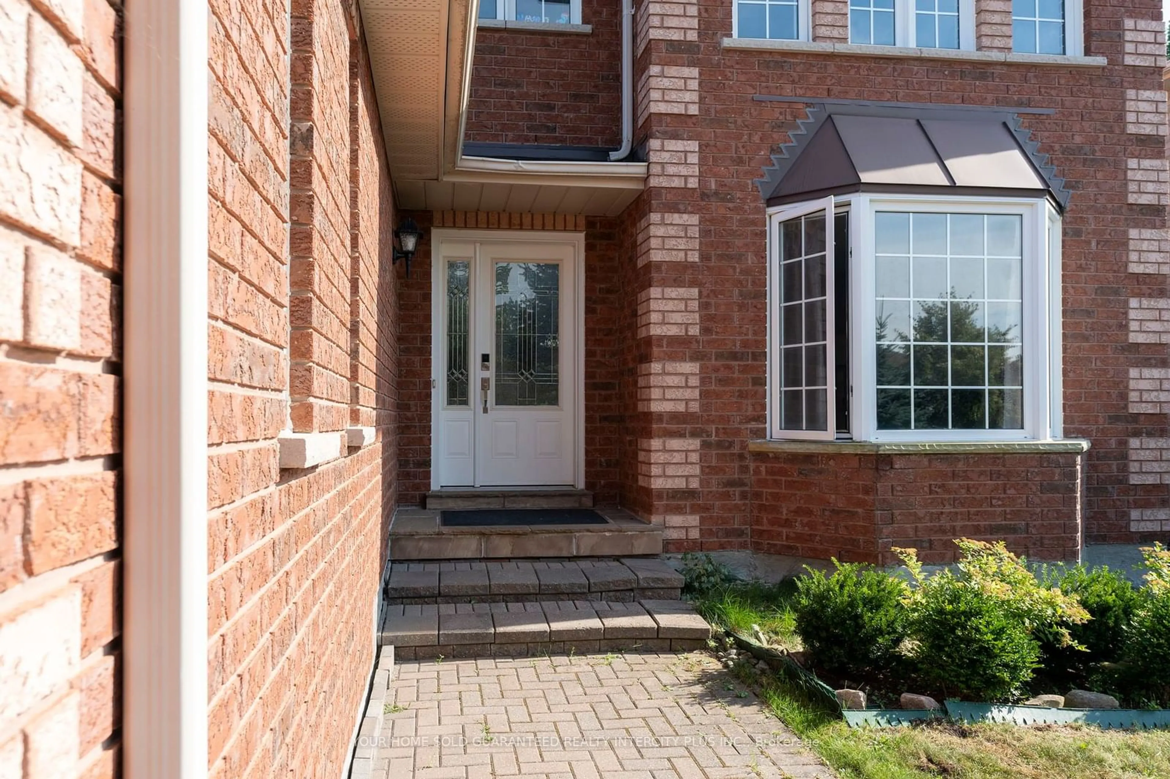 Home with brick exterior material for 31 Grant's Way, Barrie Ontario L4N 0J4