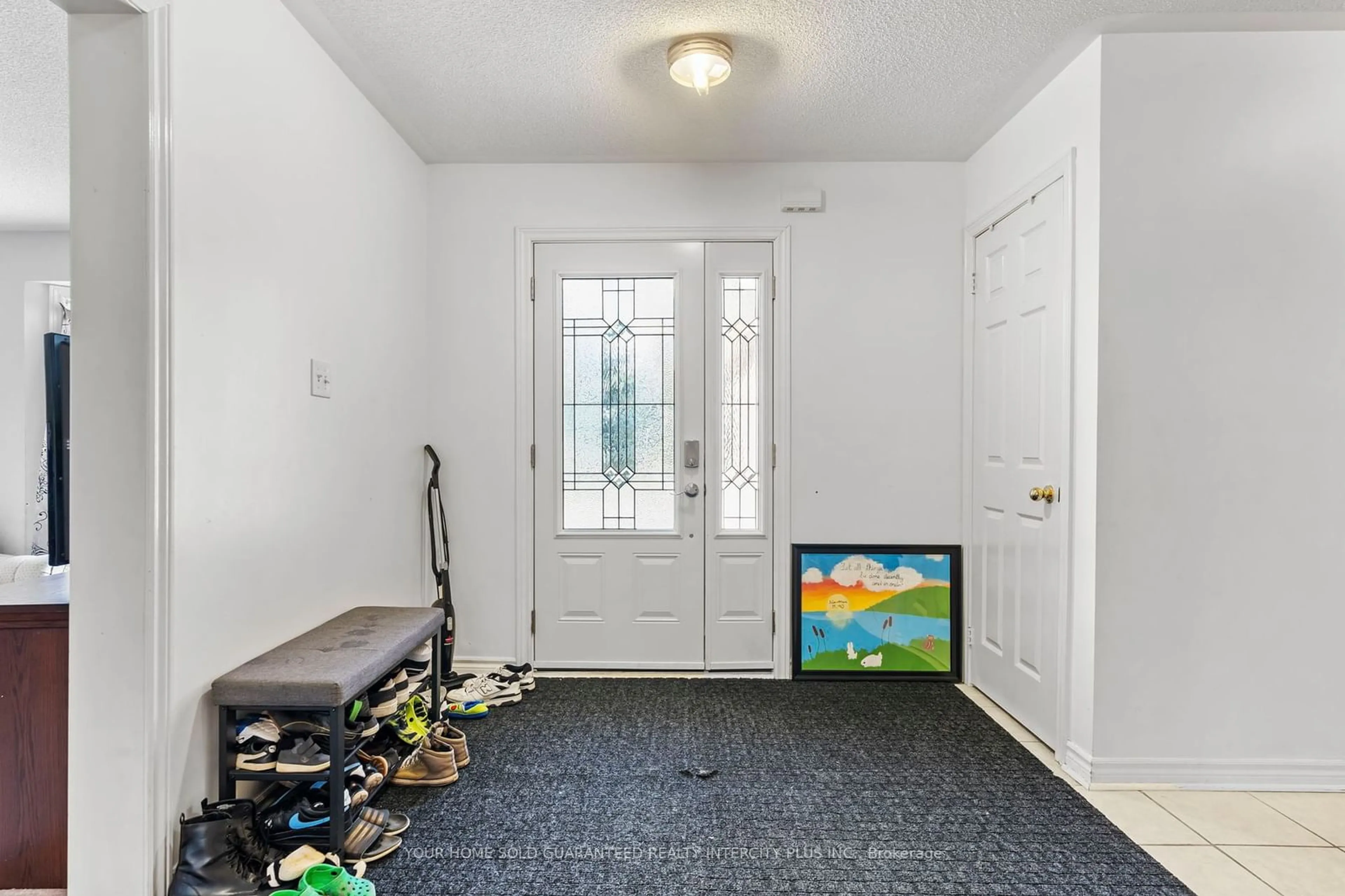 Indoor entryway, wood floors for 31 Grant's Way, Barrie Ontario L4N 0J4