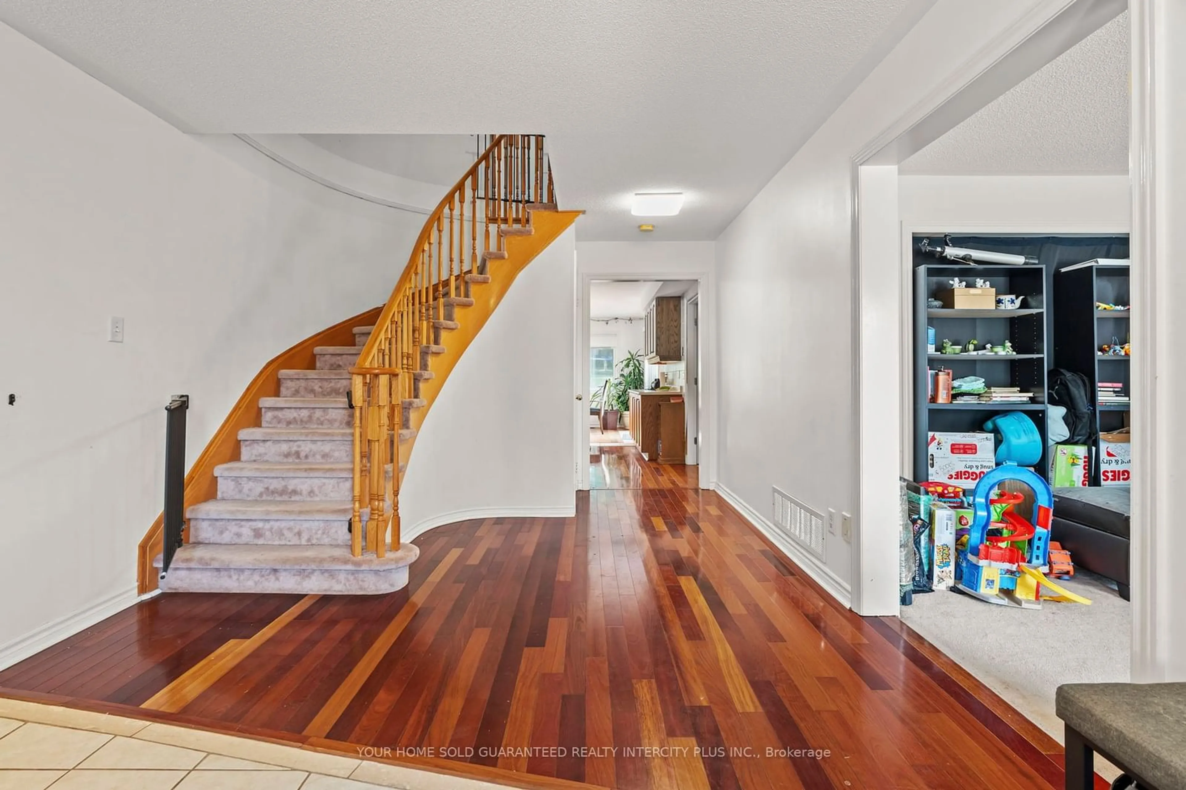 Indoor foyer, wood floors for 31 Grant's Way, Barrie Ontario L4N 0J4