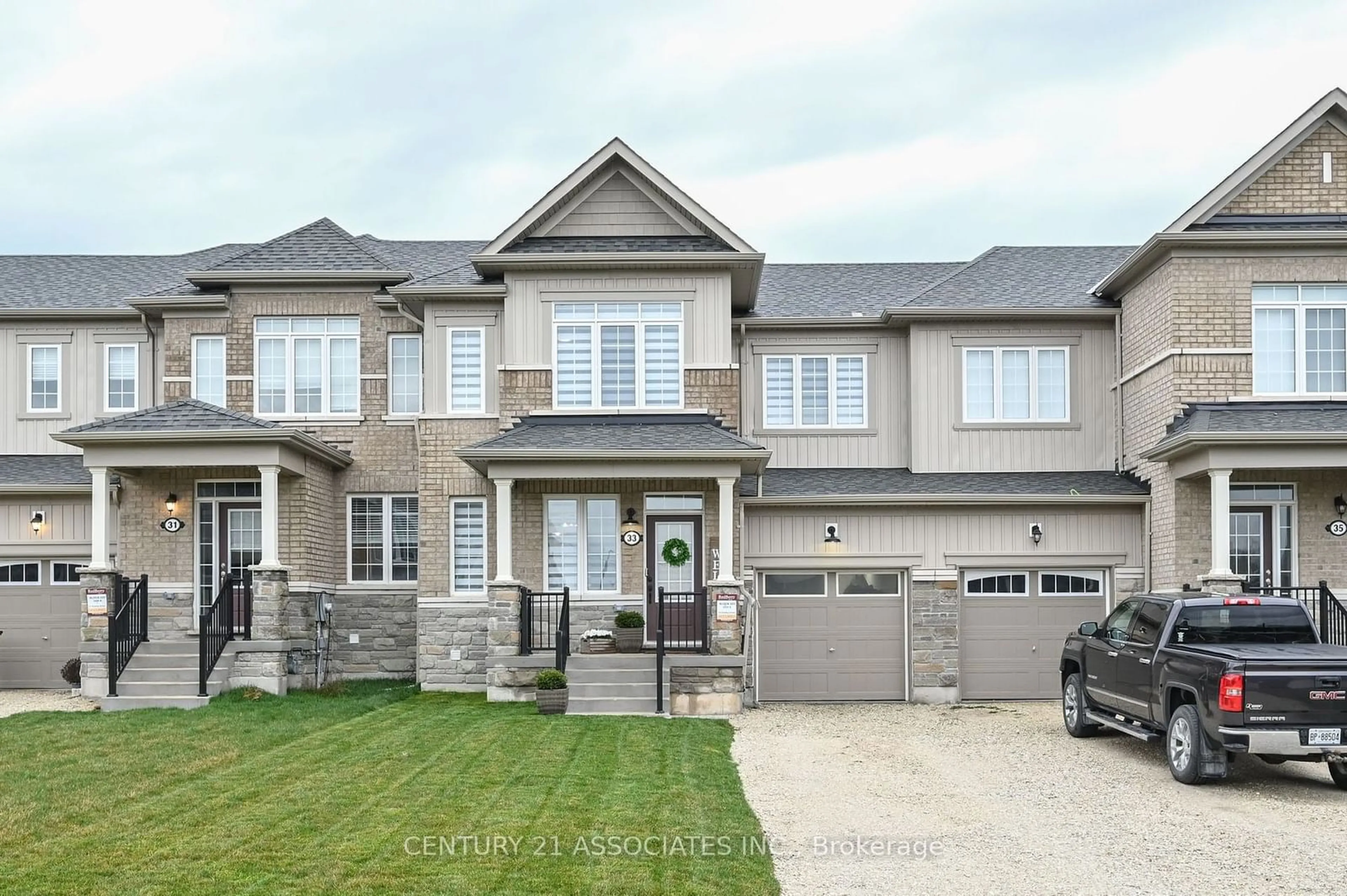 Frontside or backside of a home, the street view for 33 Stately Dr, Wasaga Beach Ontario L9Z 0L9