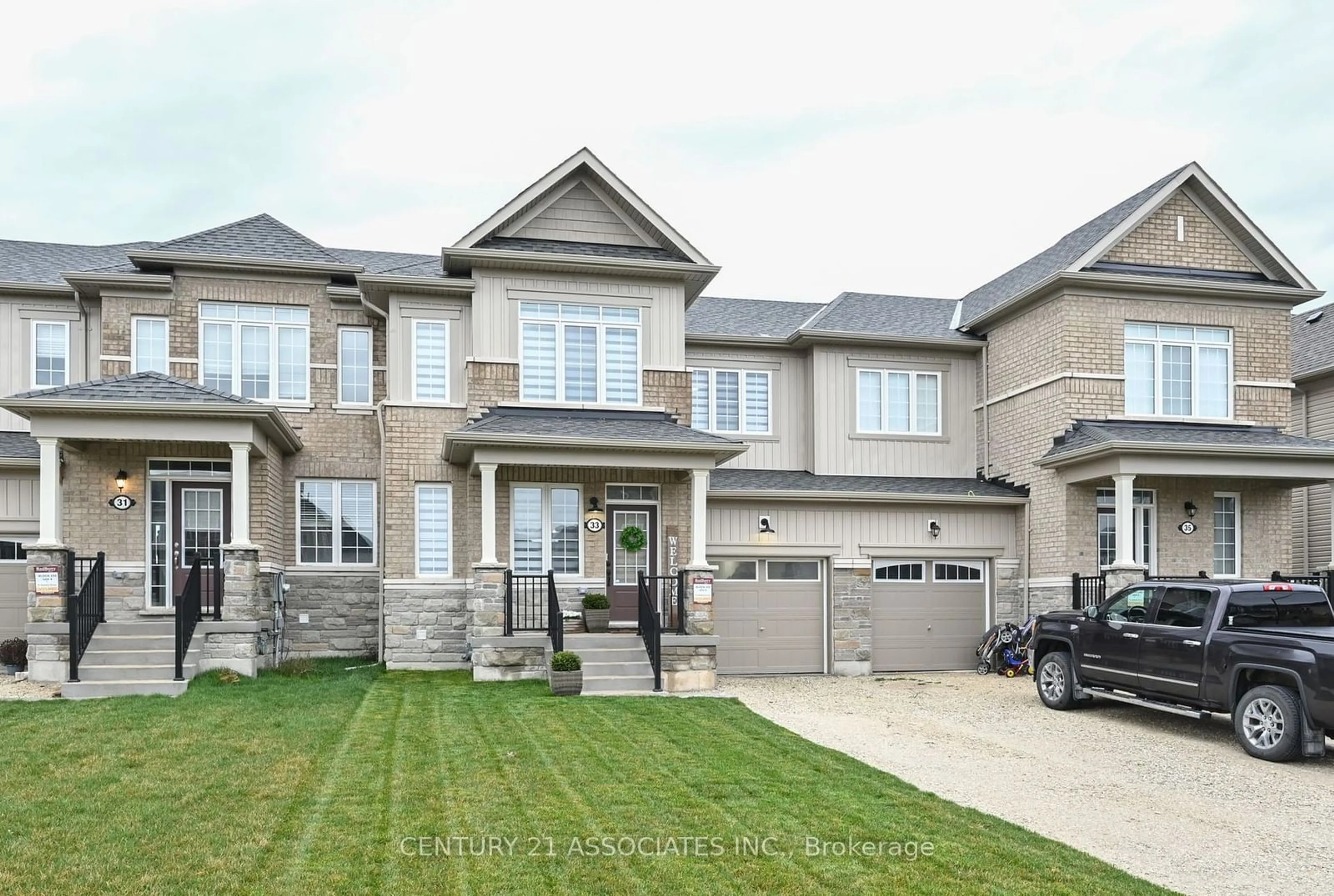 Frontside or backside of a home, the street view for 33 Stately Dr, Wasaga Beach Ontario L9Z 0L9