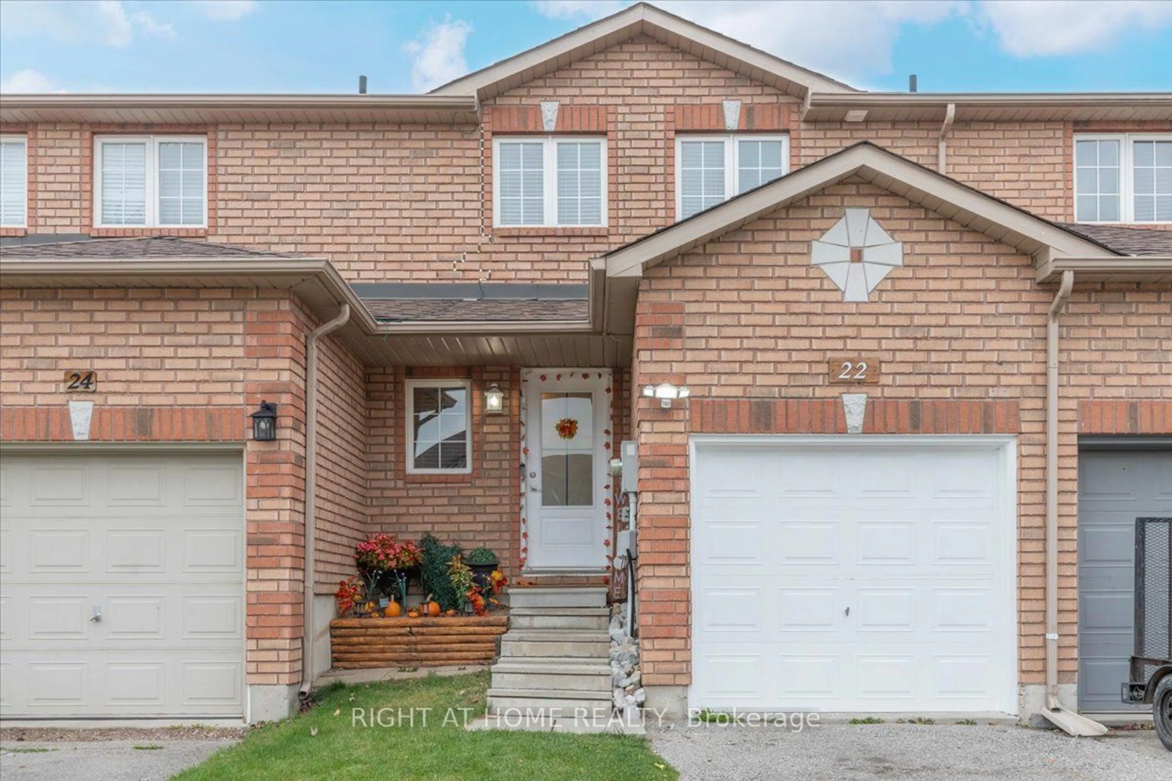 Home with brick exterior material for 22 Mccausland Crt, Barrie Ontario L4N 6C2