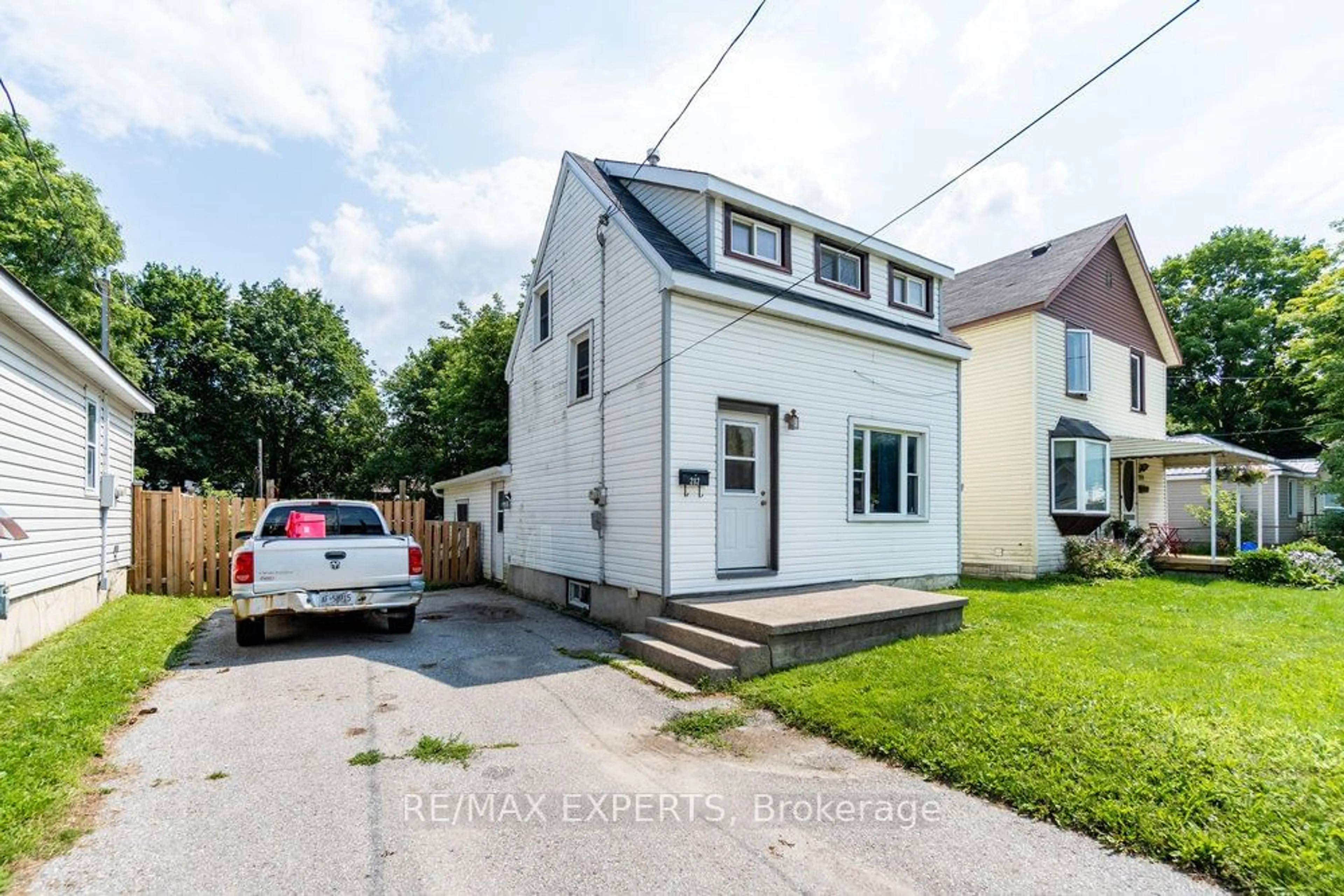 Frontside or backside of a home, cottage for 282 Gill St, Orillia Ontario L3V 4K4