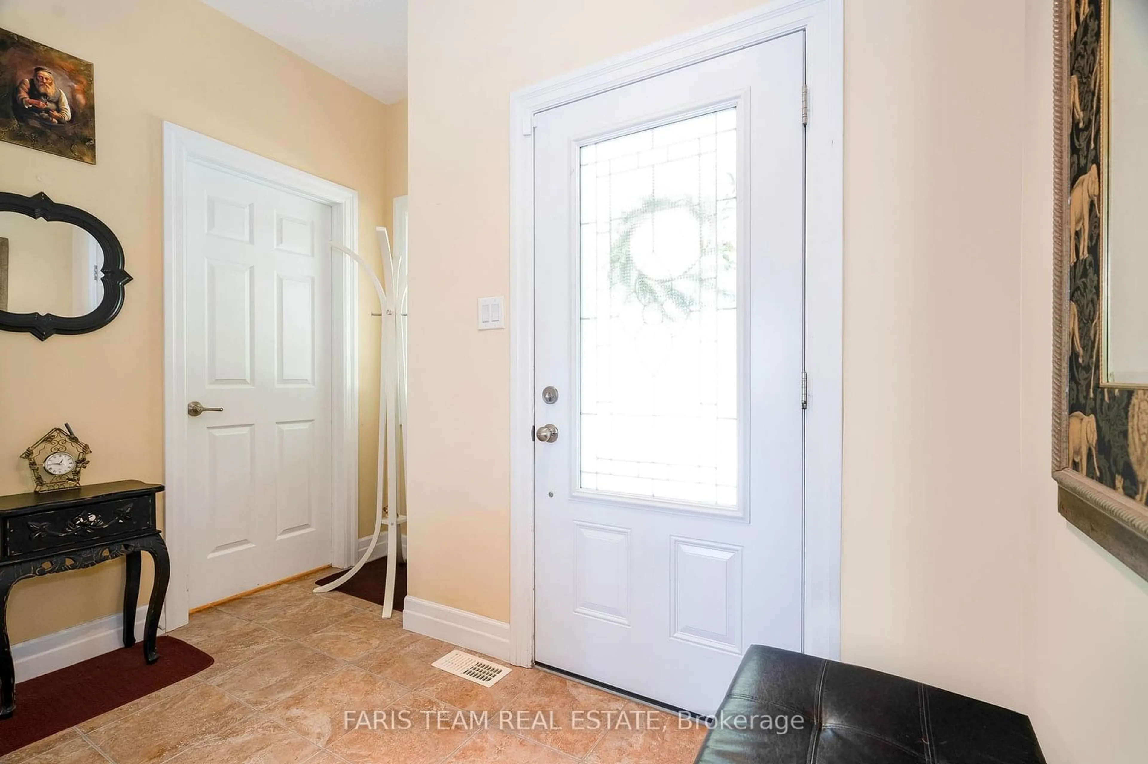 Indoor entryway, wood floors for 52 Drummond Dr, Penetanguishene Ontario L9M 0A2