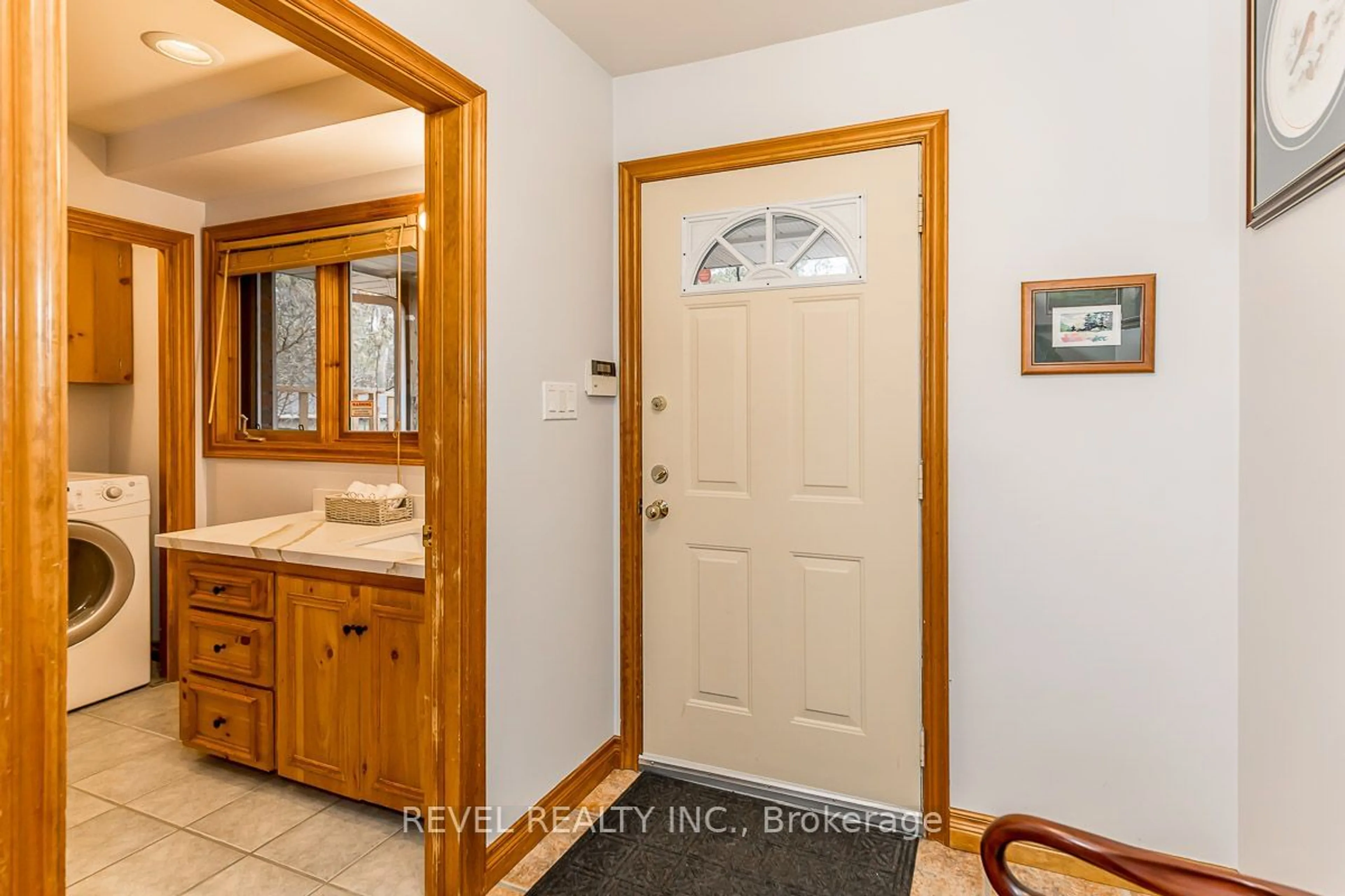 Indoor entryway, wood floors for 8 Willow Dr, Tiny Ontario L9M 1P1