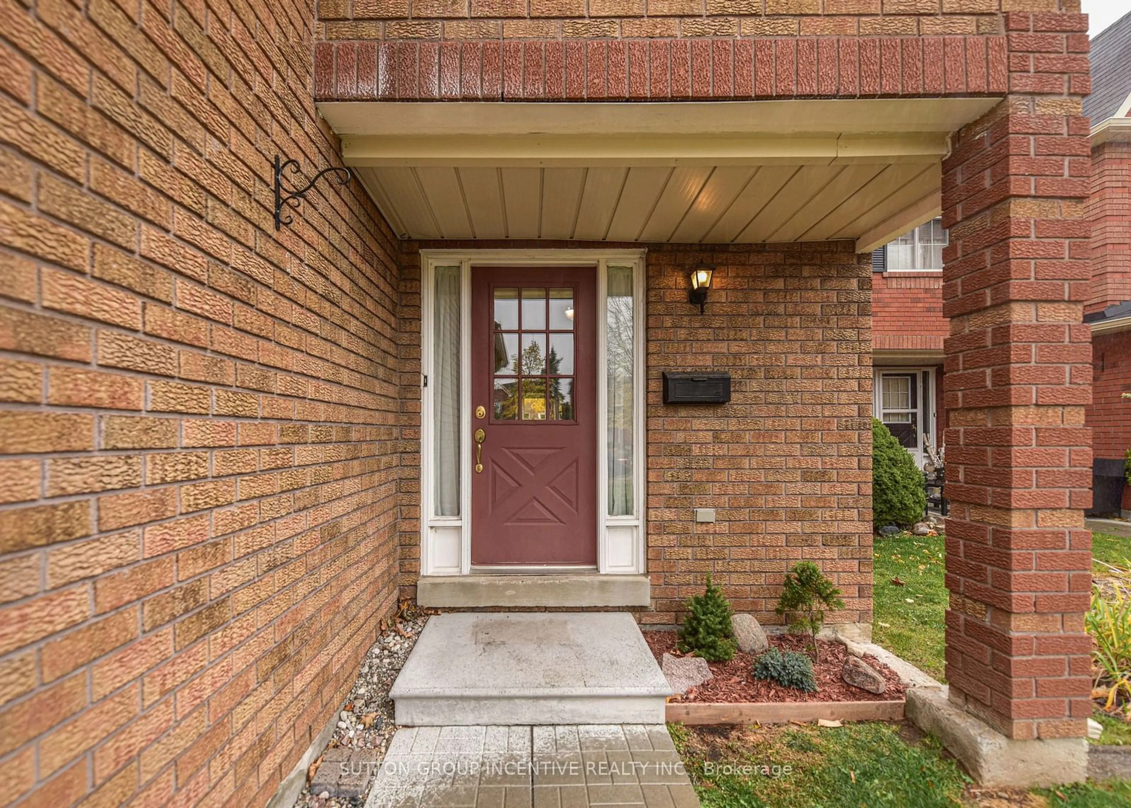 Indoor entryway, wood floors for 165 Kozlov St #50, Barrie Ontario L4N 7M7