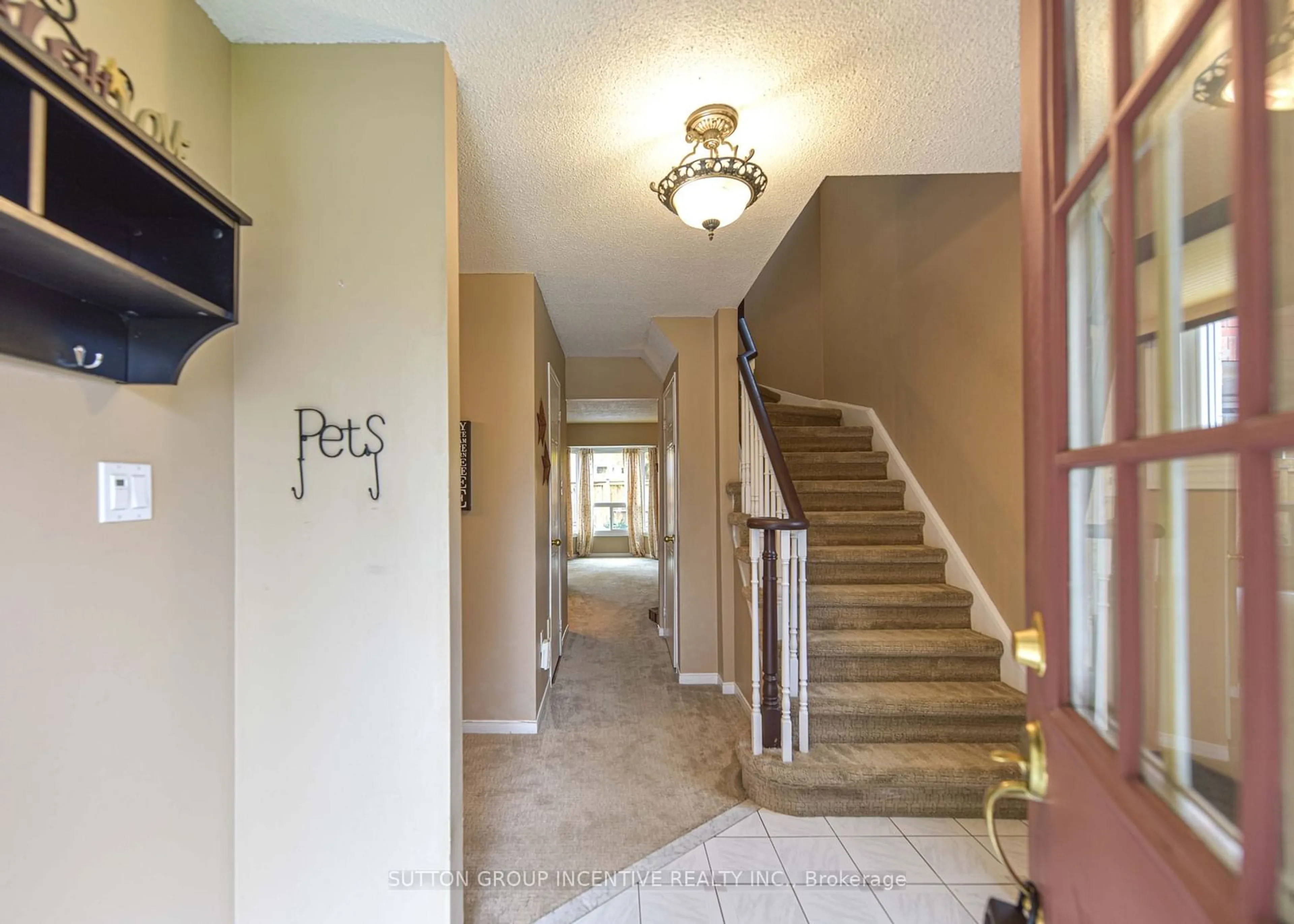 Indoor foyer, wood floors for 165 Kozlov St #50, Barrie Ontario L4N 7M7