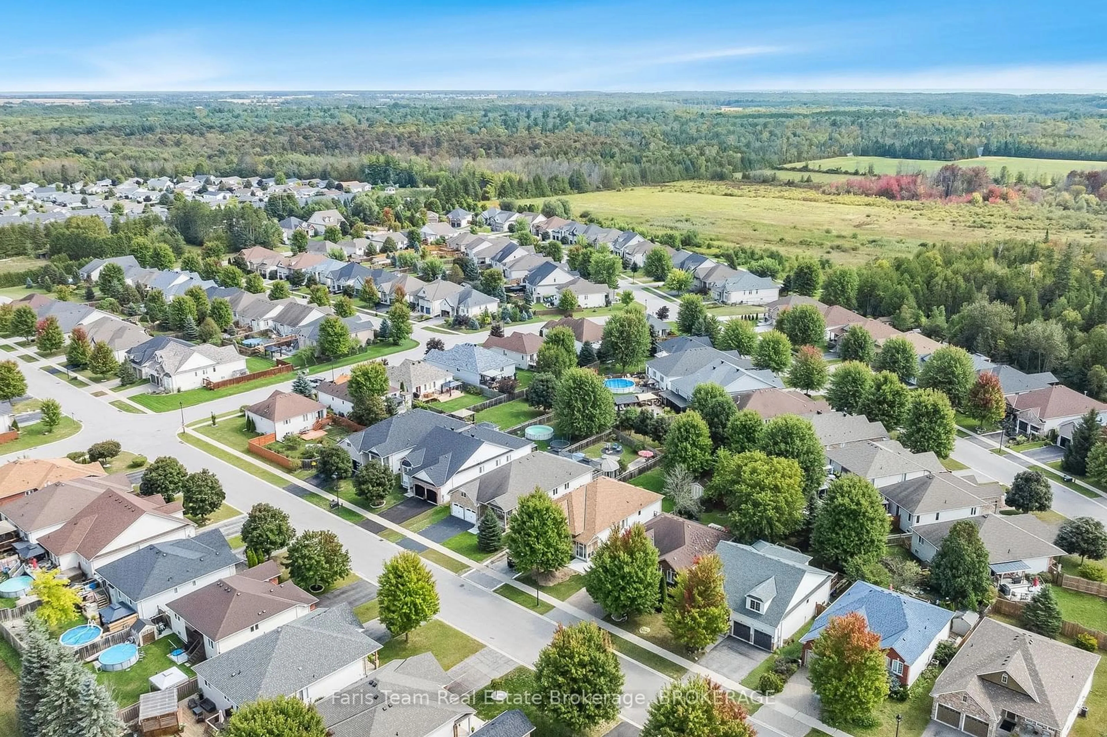 A pic from outside/outdoor area/front of a property/back of a property/a pic from drone, street for 35 Princess Point Dr, Wasaga Beach Ontario L9Z 3C2