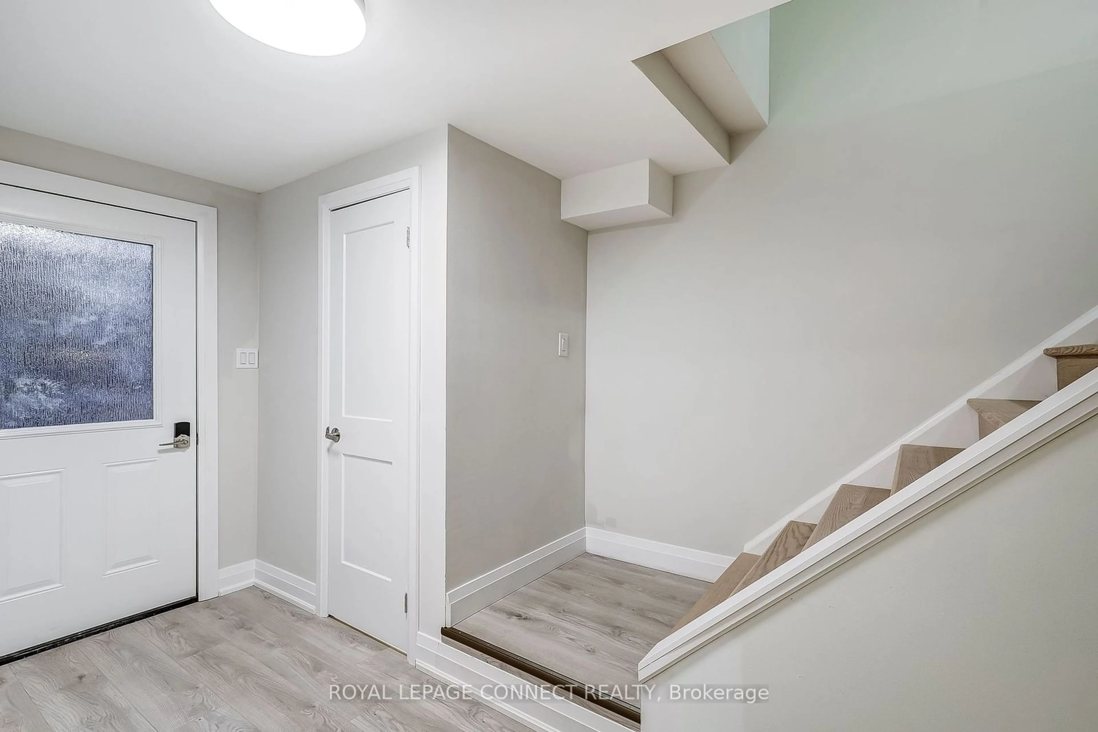 Indoor entryway, wood floors for 94 Mowat Cres, Barrie Ontario L4N 5B3