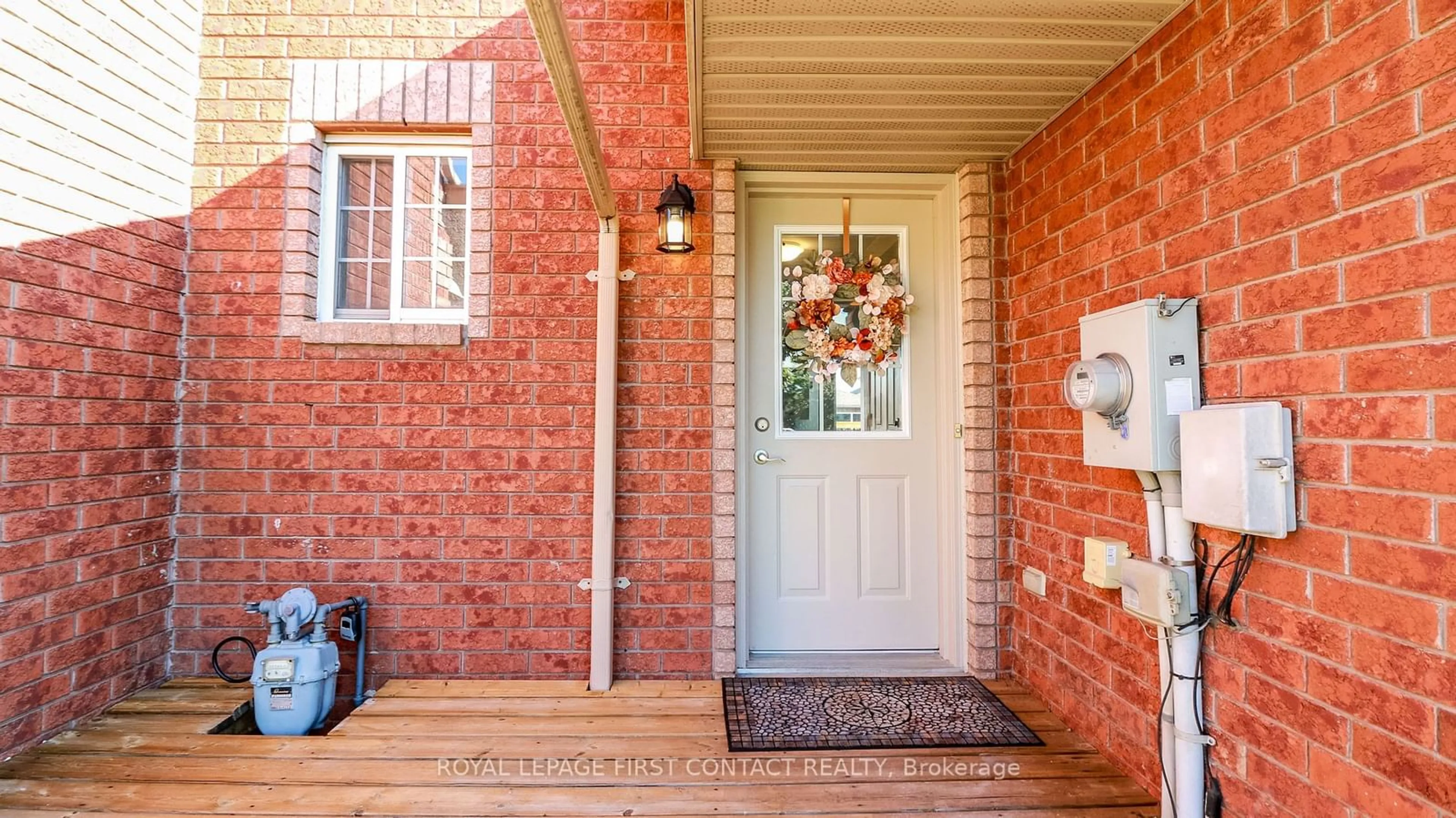 Indoor entryway, wood floors for 90 Cheltenham Rd, Barrie Ontario L4M 6S7