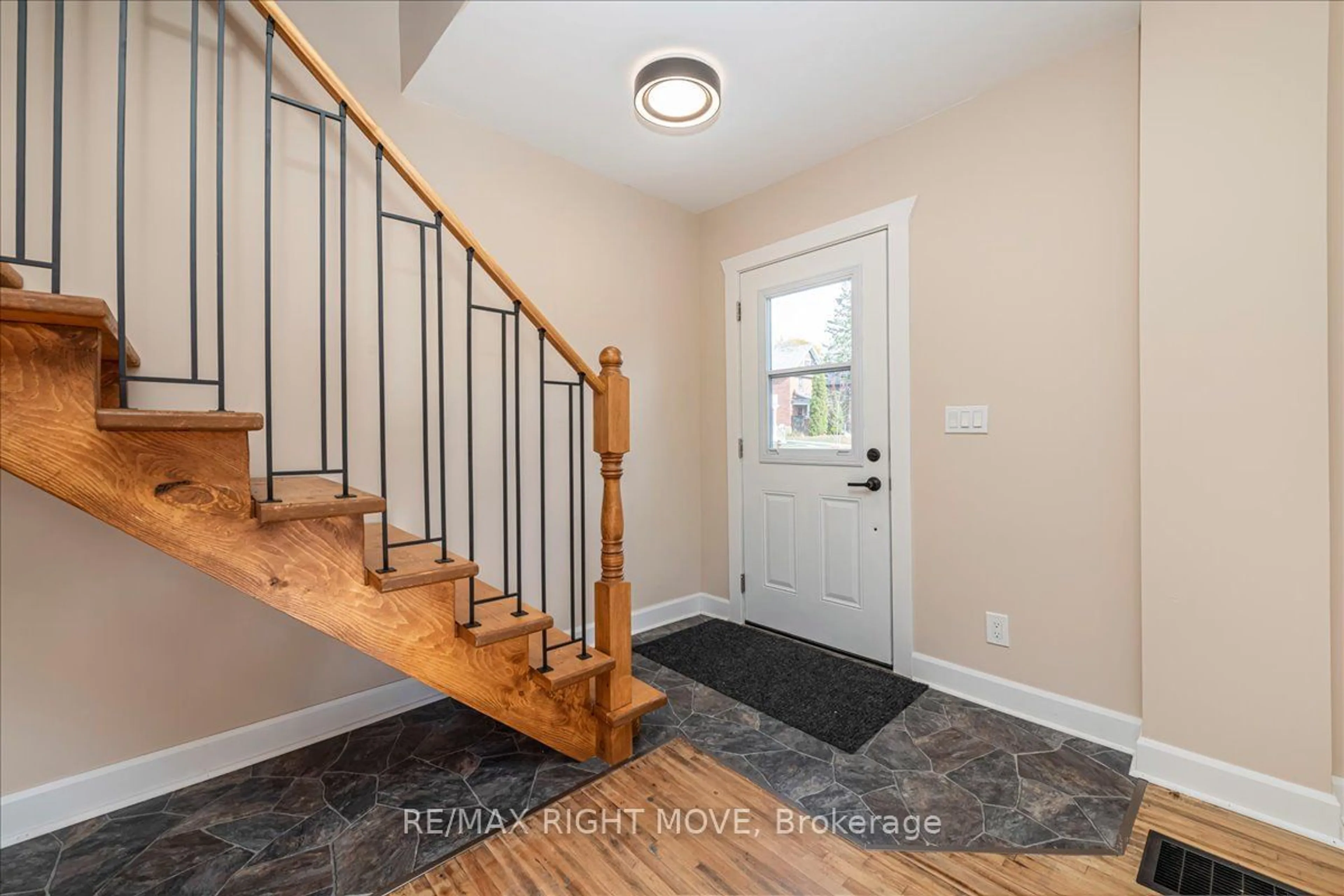 Indoor entryway, wood floors for 89 Douglas St, Orillia Ontario L3V 5Y7