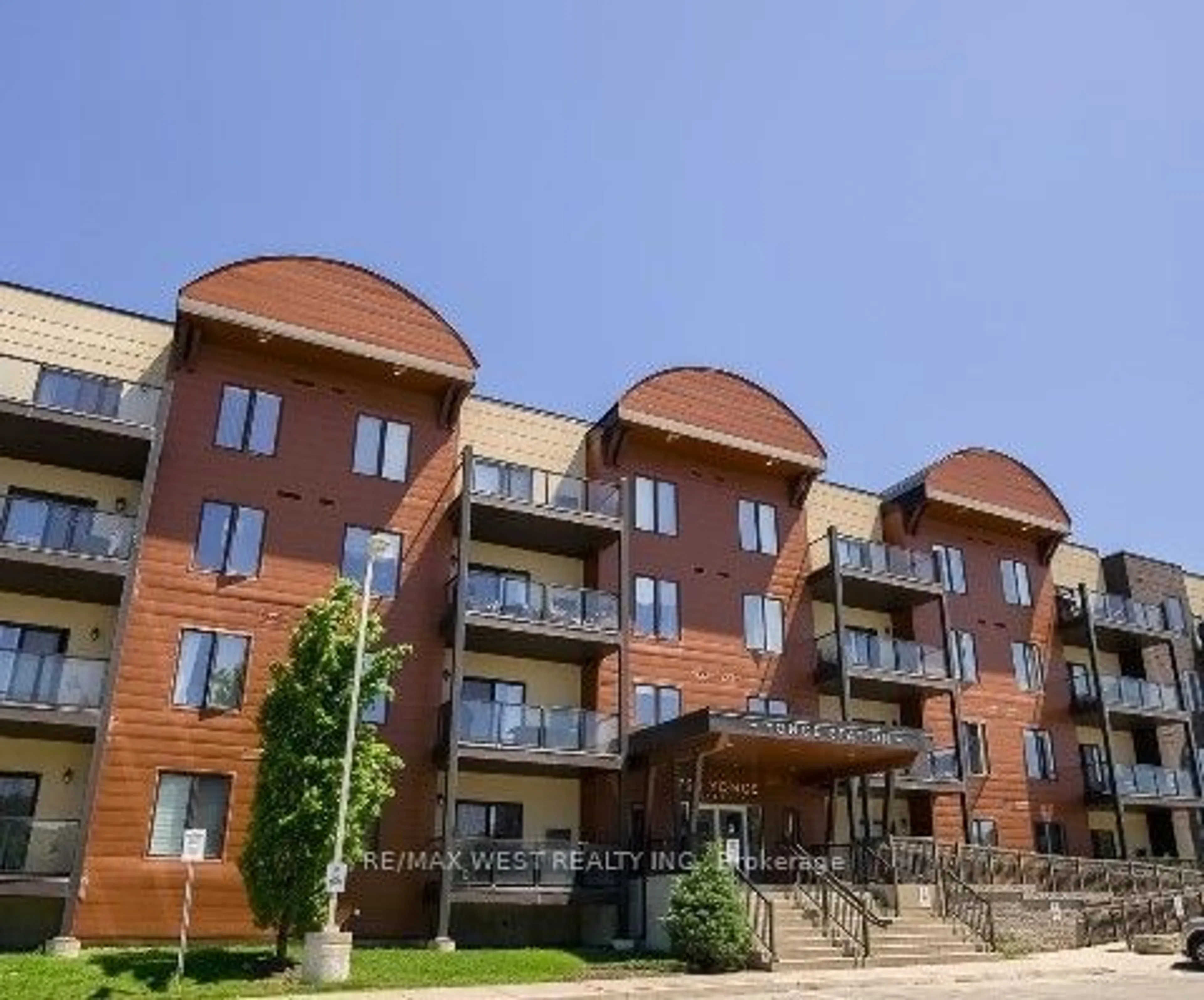 A pic from exterior of the house or condo, the front or back of building for 720 Yonge St #402, Barrie Ontario L9L 0G9