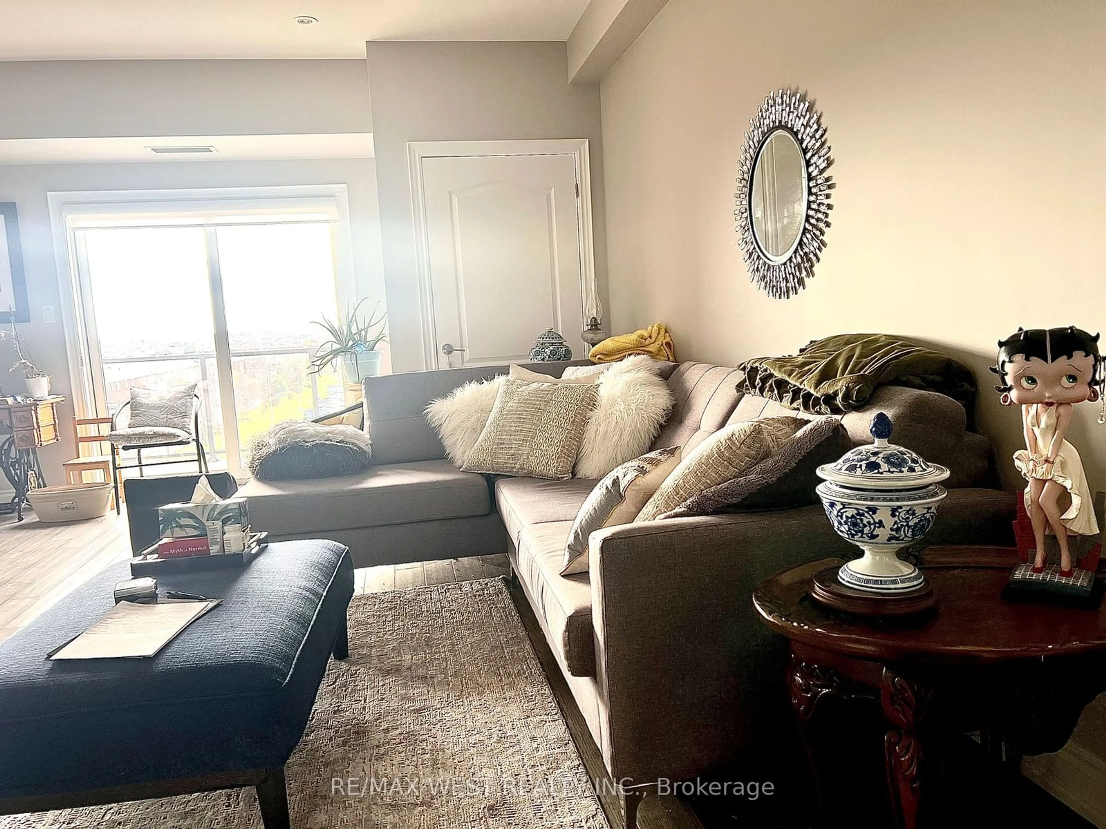 Living room, carpet floors for 720 Yonge St #402, Barrie Ontario L9L 0G9