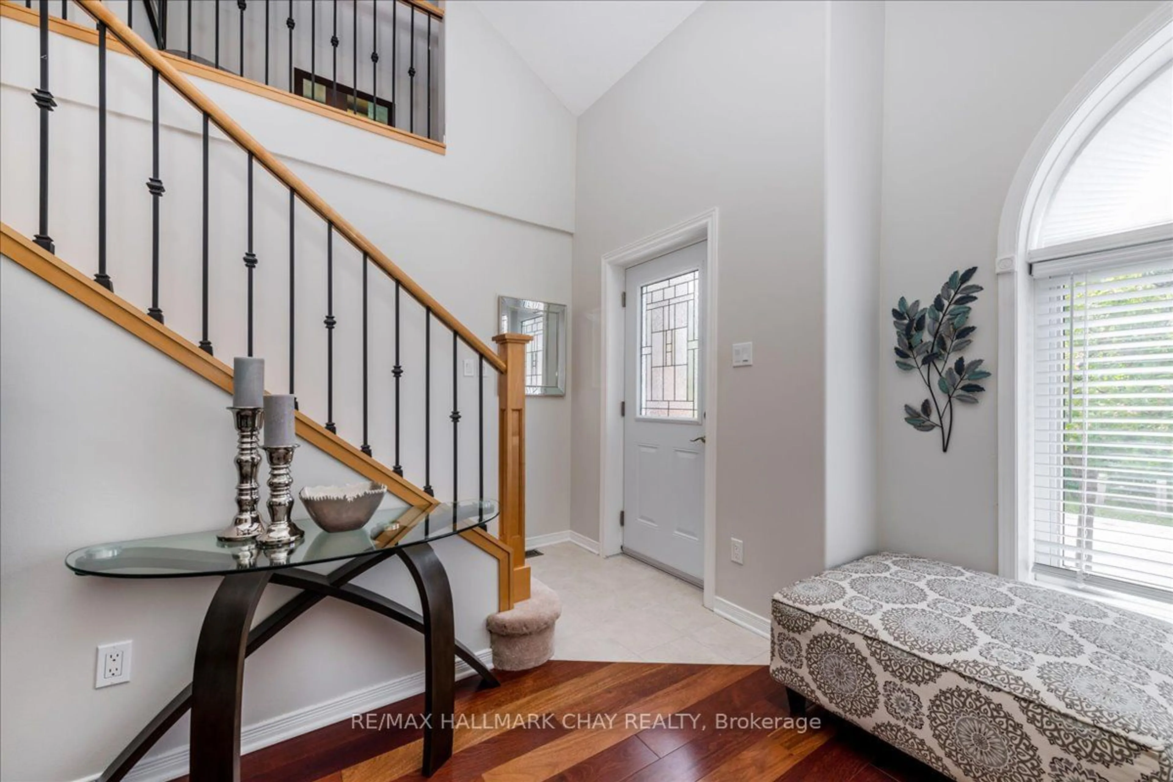 Indoor entryway, wood floors for 358 Little Ave #19, Barrie Ontario L4N 2Z6