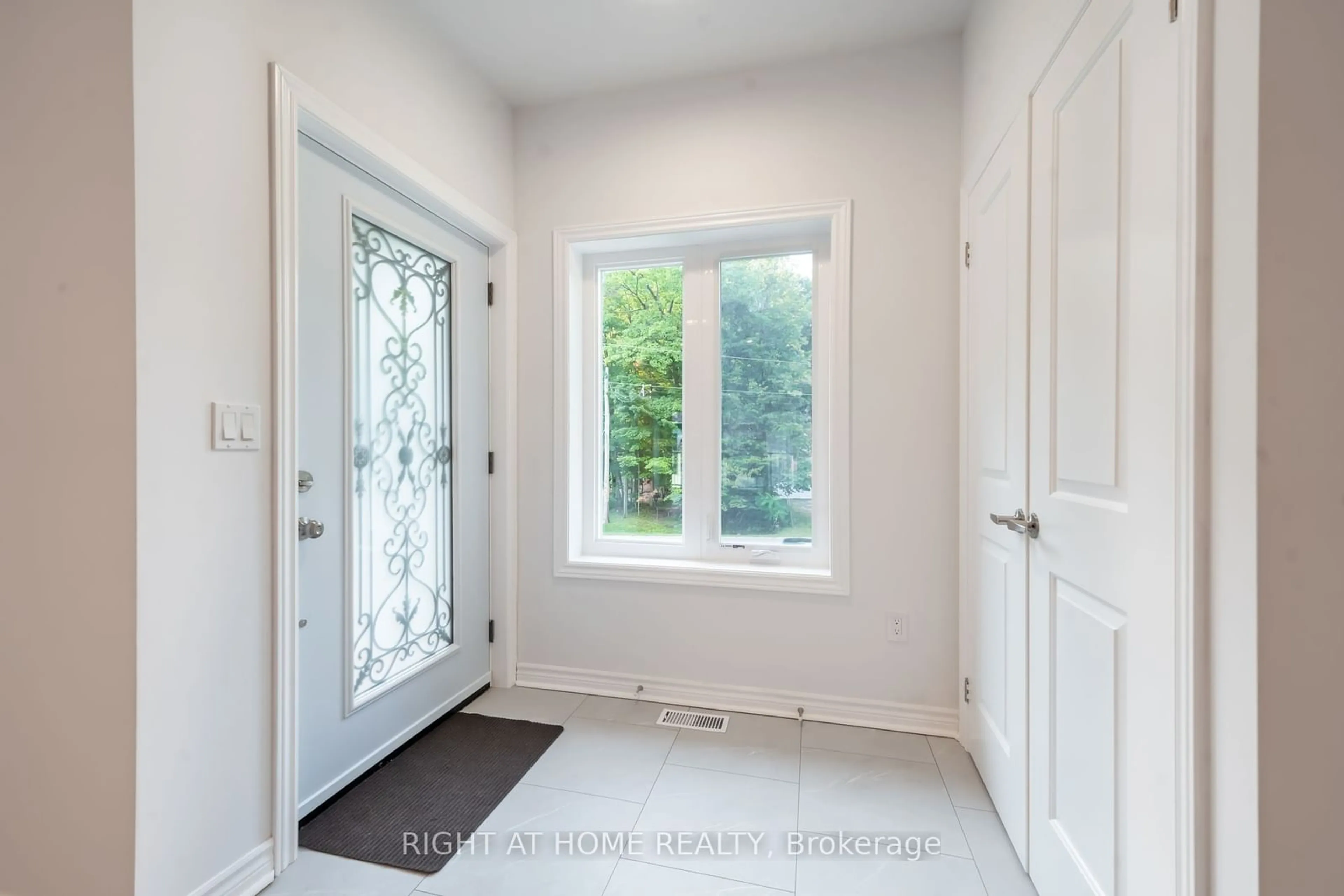 Indoor entryway, wood floors for 50 Breithaupt Cres, Tiny Ontario L9M 0B2