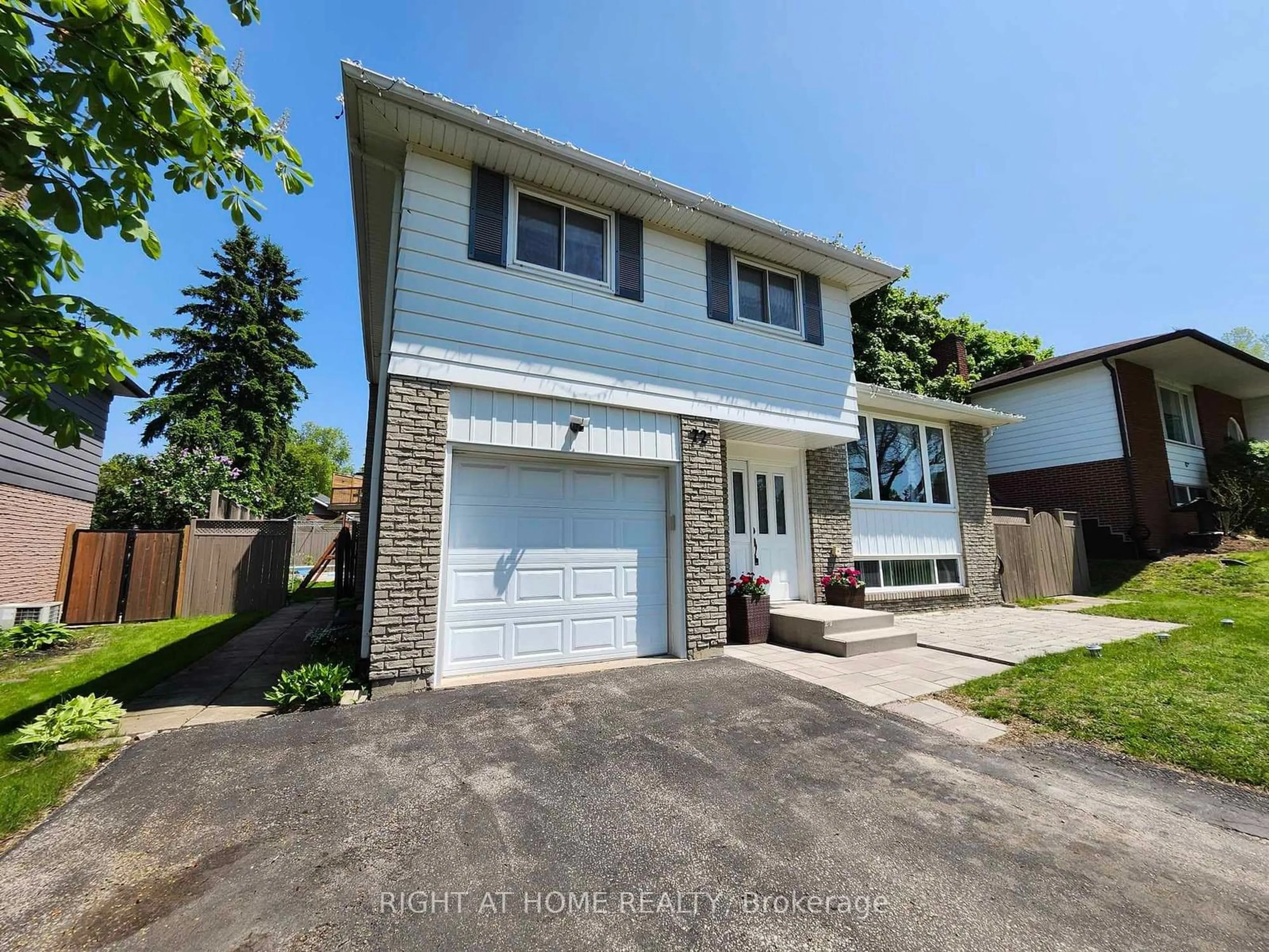 Frontside or backside of a home, the street view for 72 Jane Cres, Barrie Ontario L4N 3T8