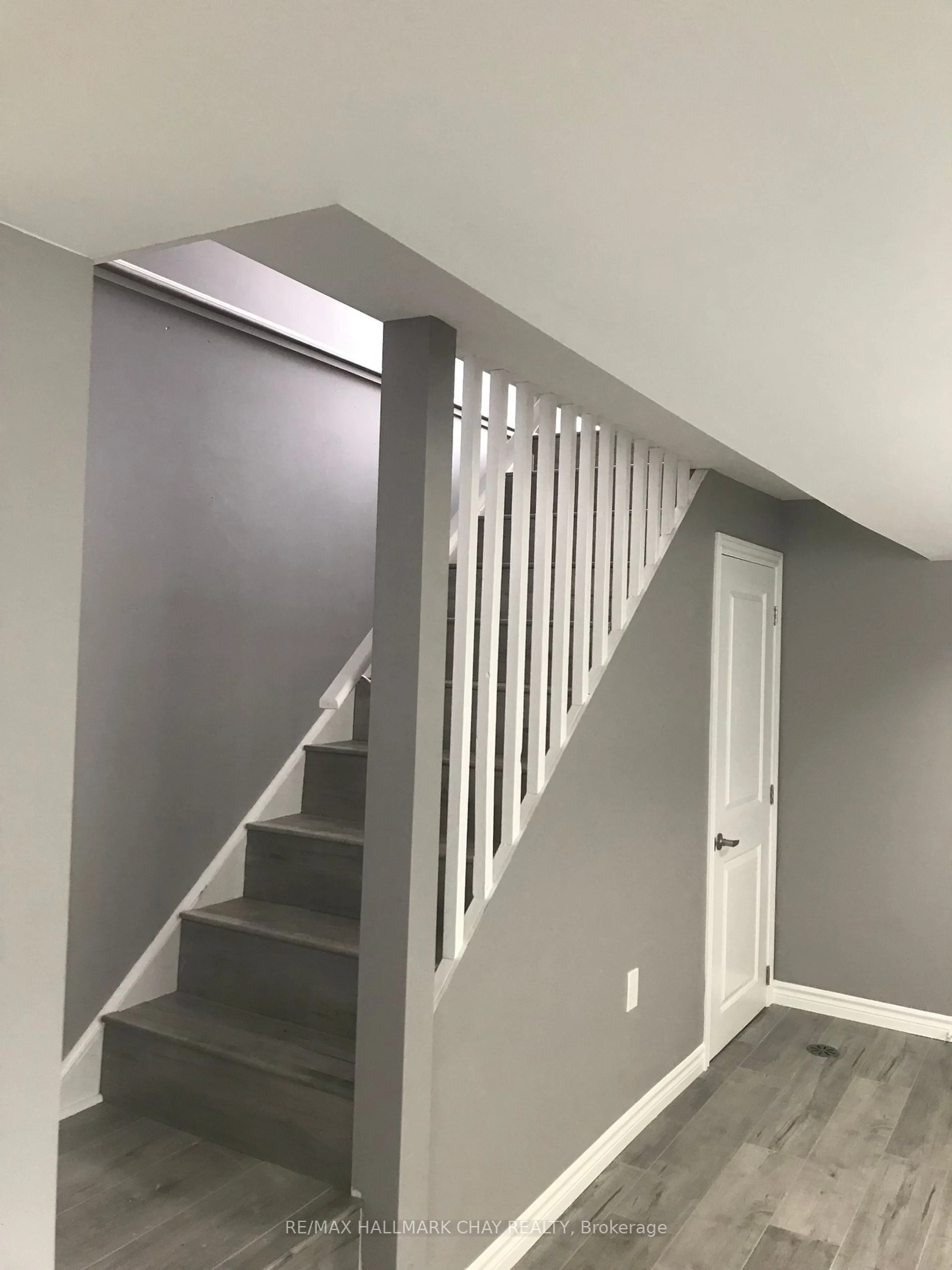 Stairs for 51 HADDEN Cres, Barrie Ontario L4M 6G6