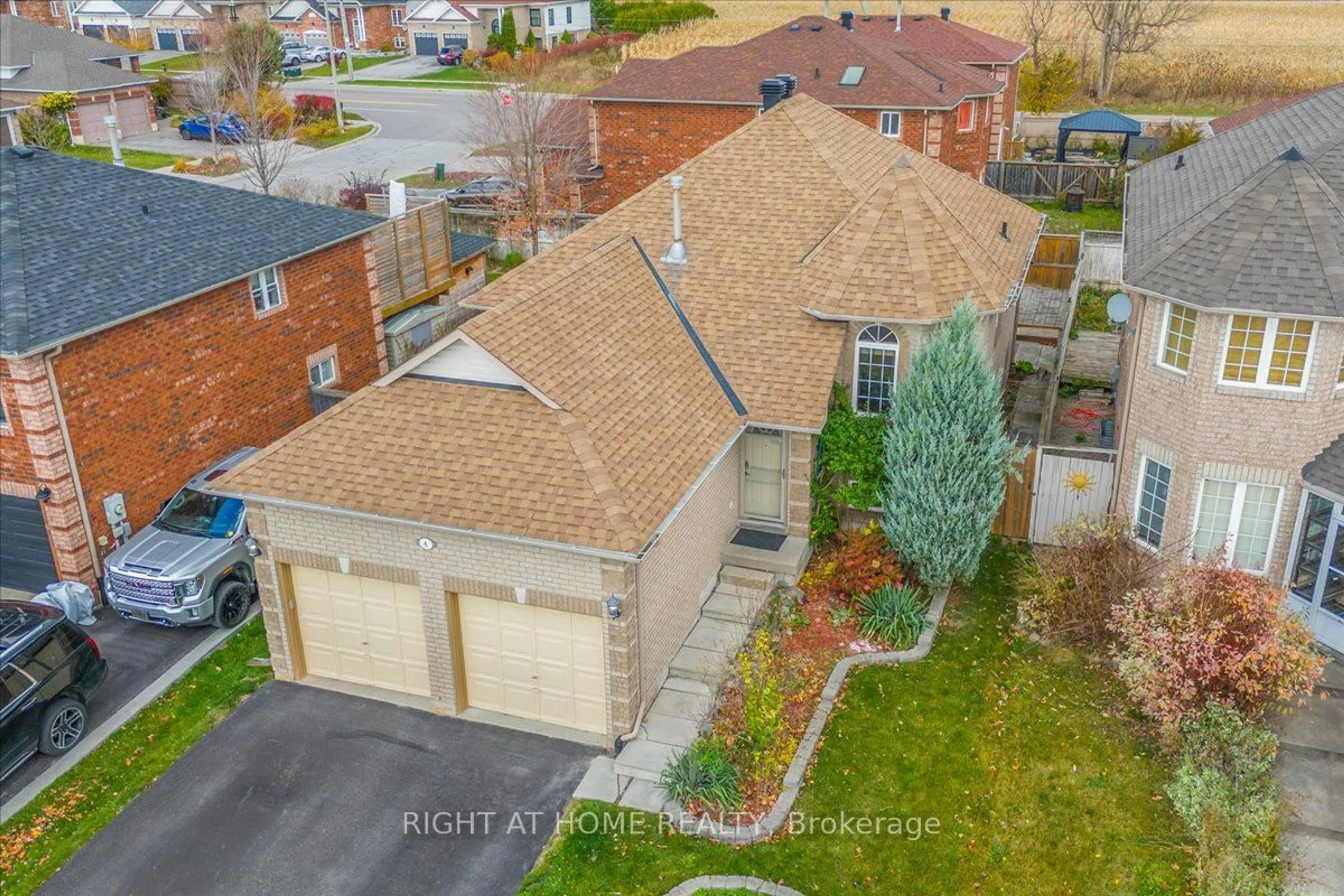 Frontside or backside of a home, the street view for 4 Hewitt Pl, Barrie Ontario L4M 7B3