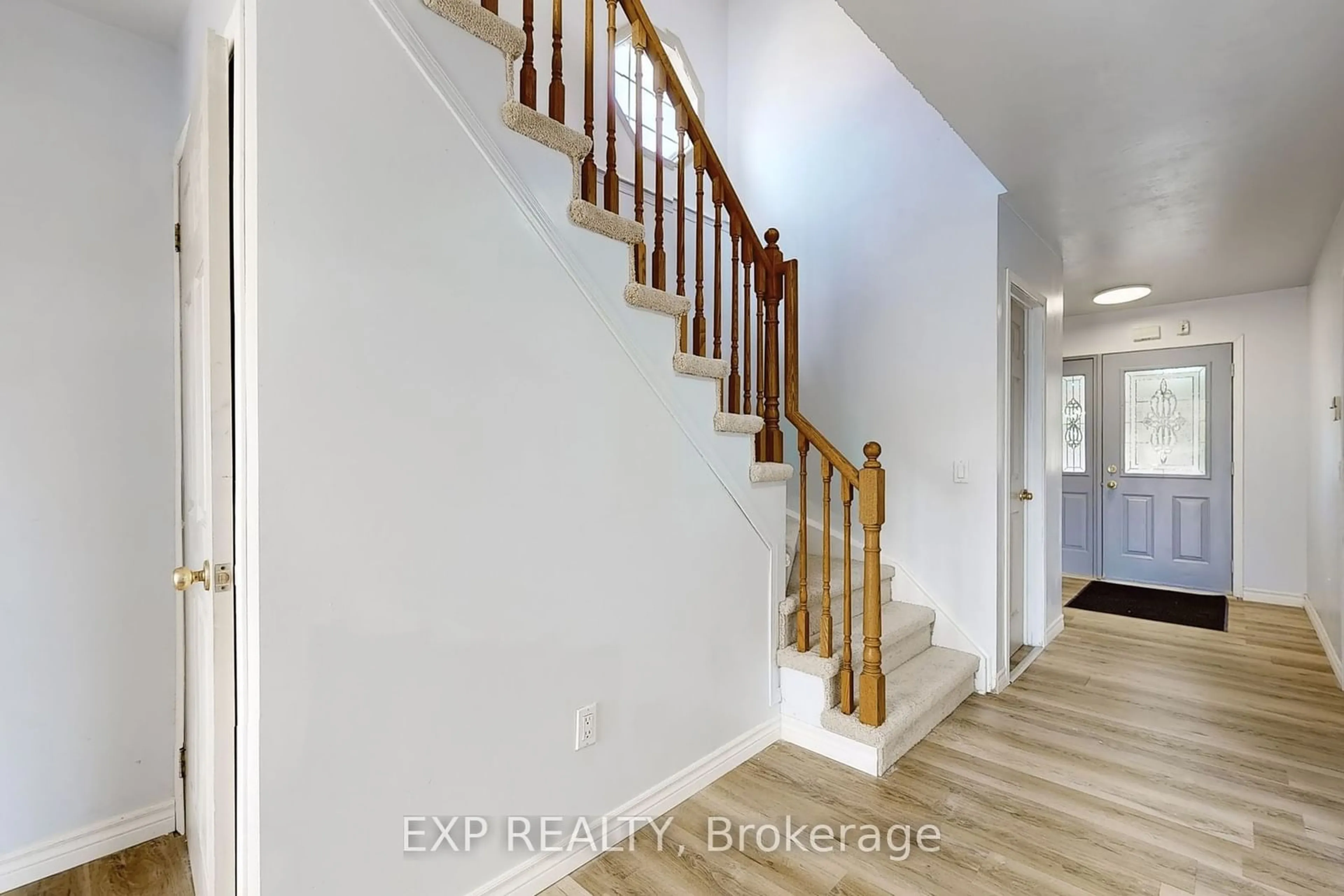 Indoor entryway, wood floors for 99 Julia Cres, Orillia Ontario L3V 7X3