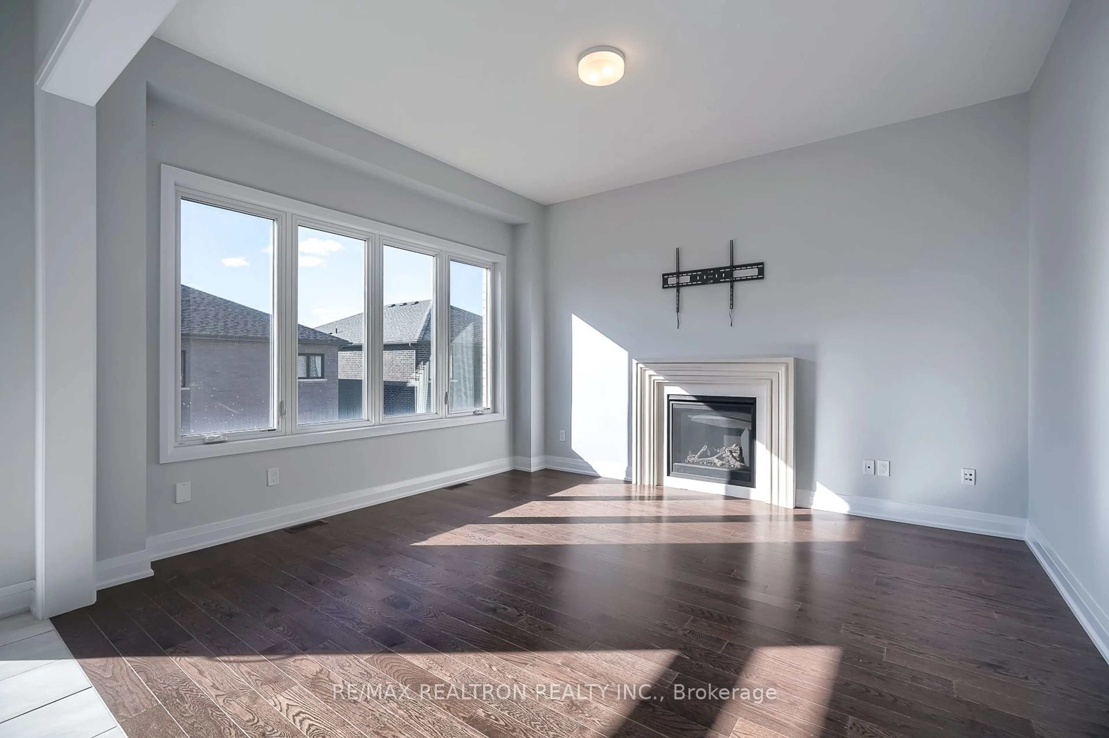 A pic of a room, wood floors for 10 Periwinkle Rd, Springwater Ontario L9X 2C8