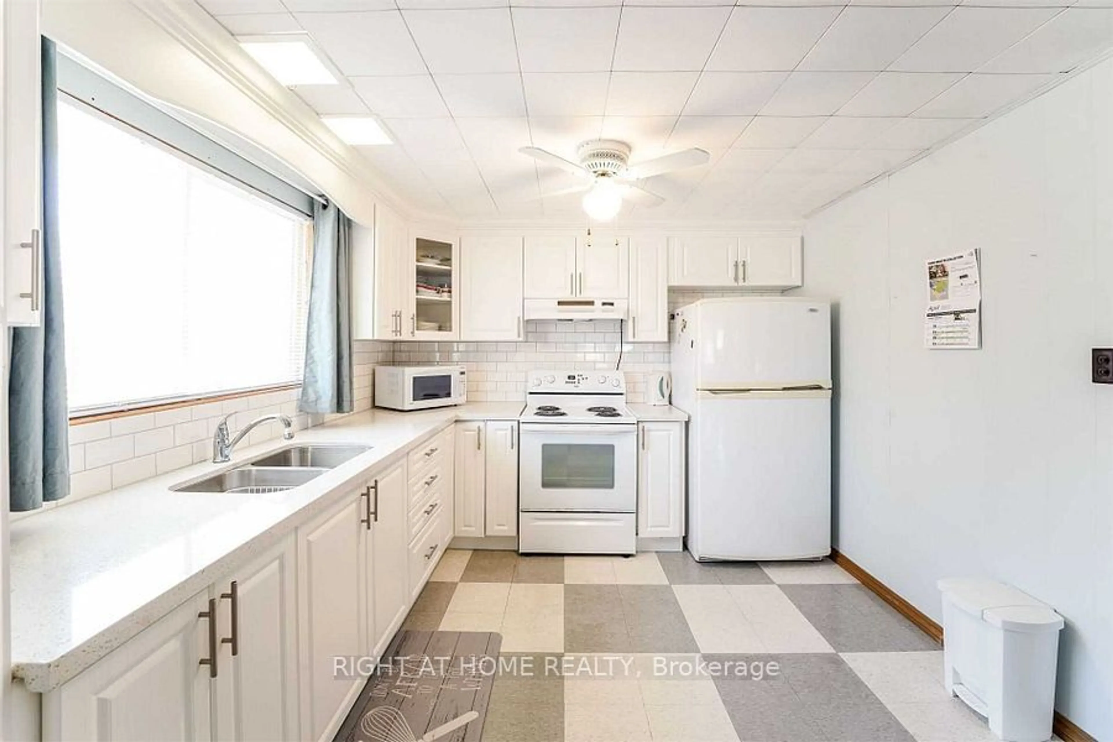 Standard kitchen, wood floors, cottage for 15 Fredrick Ave, Tiny Ontario L0L 1P1