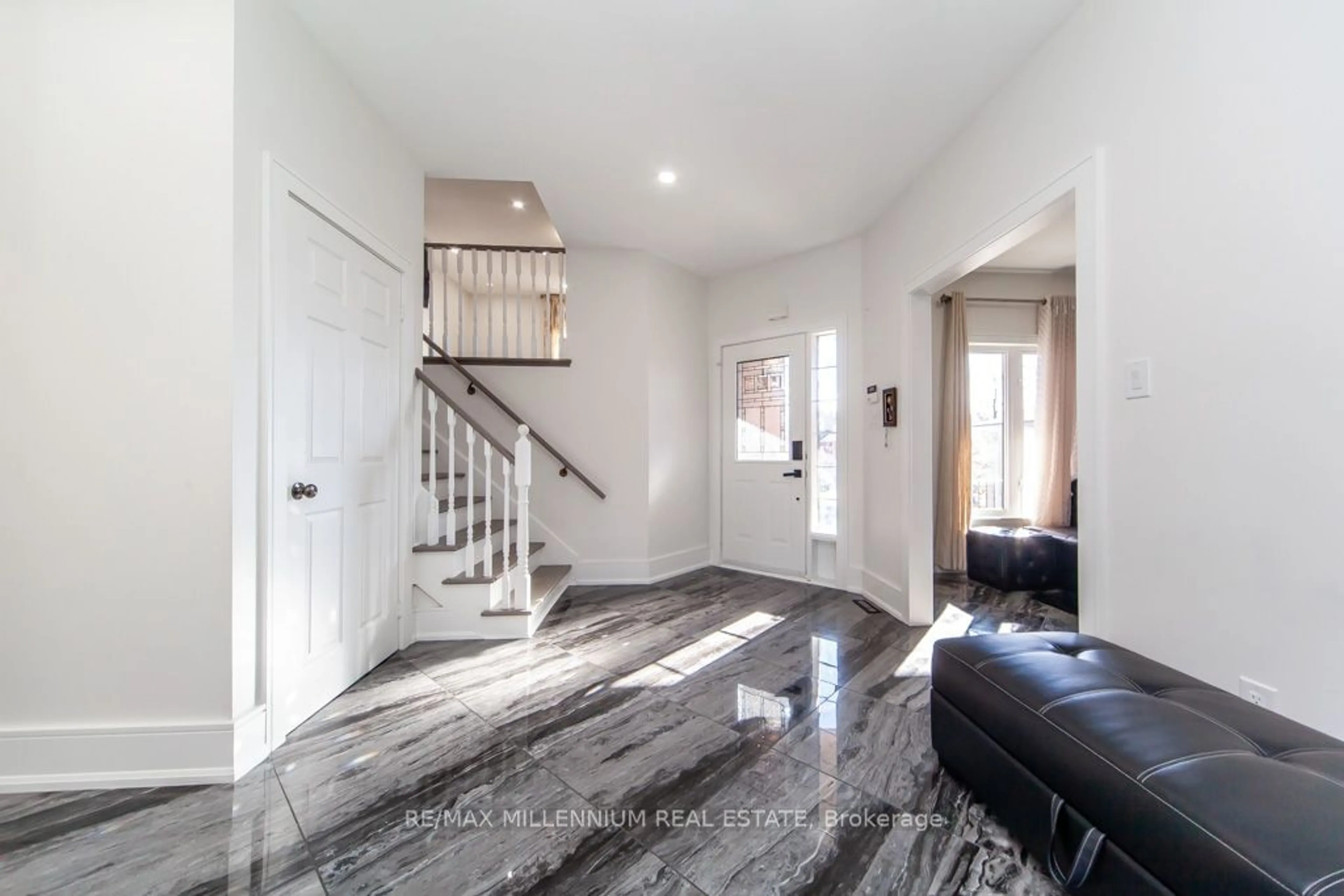 Indoor entryway, cement floor for 24 Jessica Dr, Barrie Ontario L4N 5S5