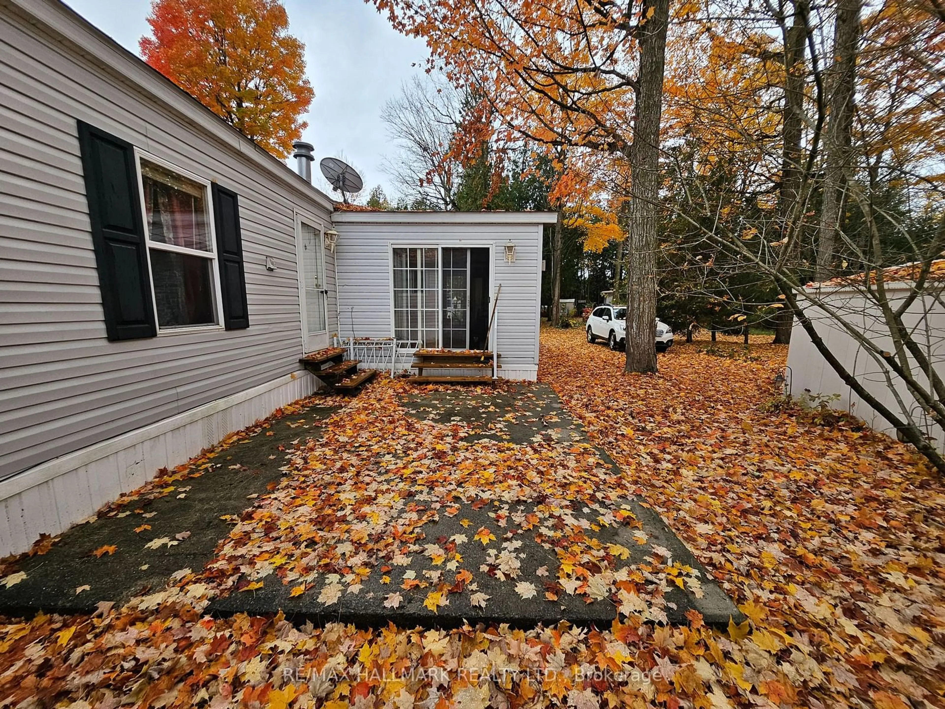 Patio, cottage for 26 The Boardwalk, Wasaga Beach Ontario L9Z 3A8