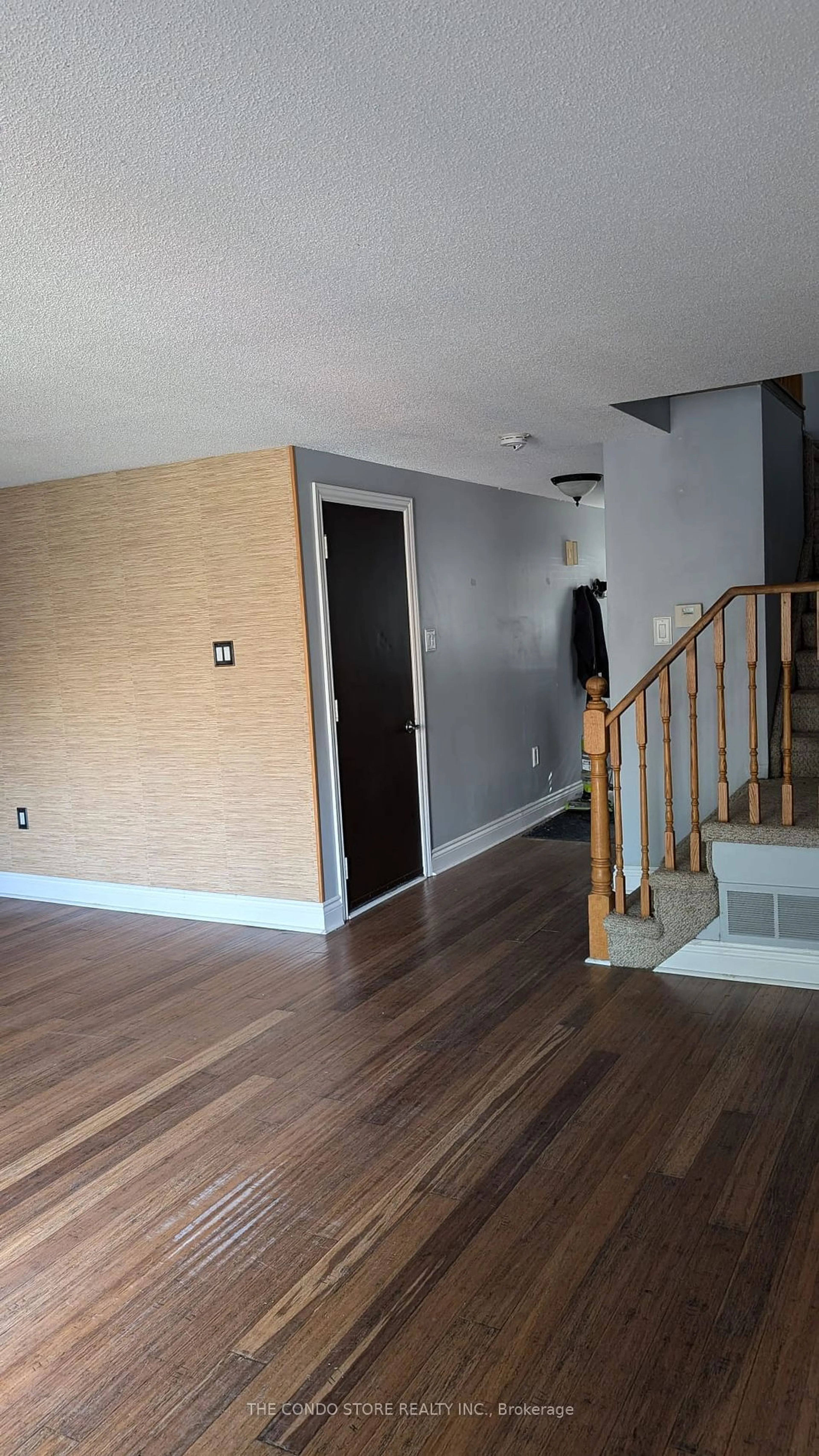 Indoor foyer, wood floors for 10 Sawmill Rd #32, Barrie Ontario L4N 6X3