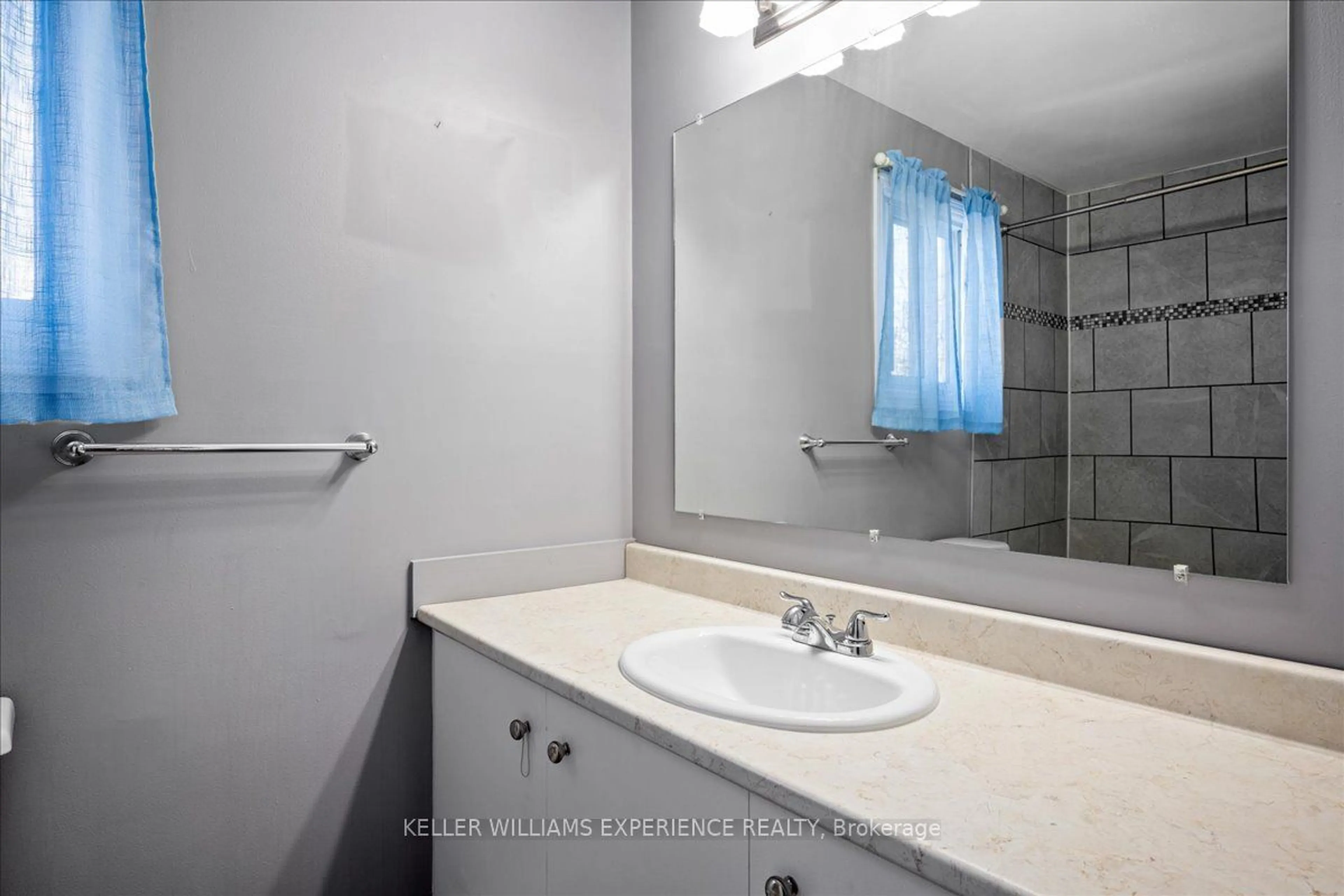 Standard bathroom, ceramic/tile floor for 39 Laurie Cres, Barrie Ontario L4M 6C7