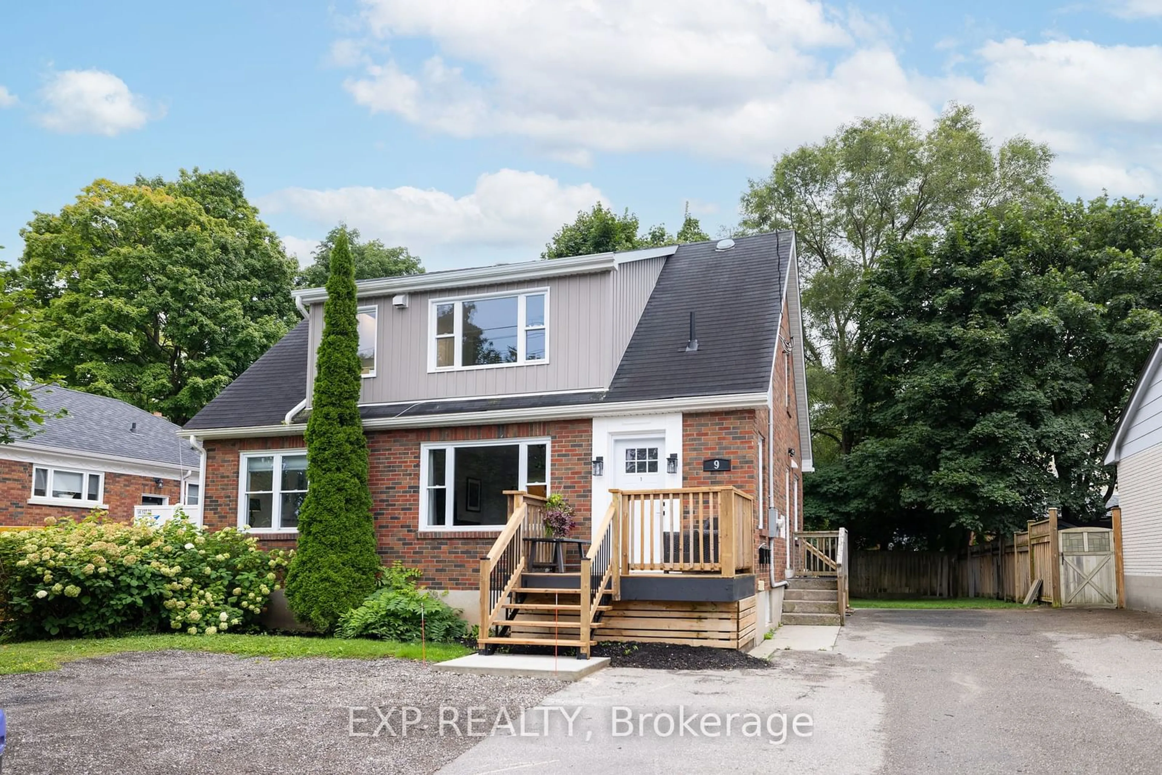 Frontside or backside of a home, cottage for 9 Gunn St, Barrie Ontario L4M 2H2