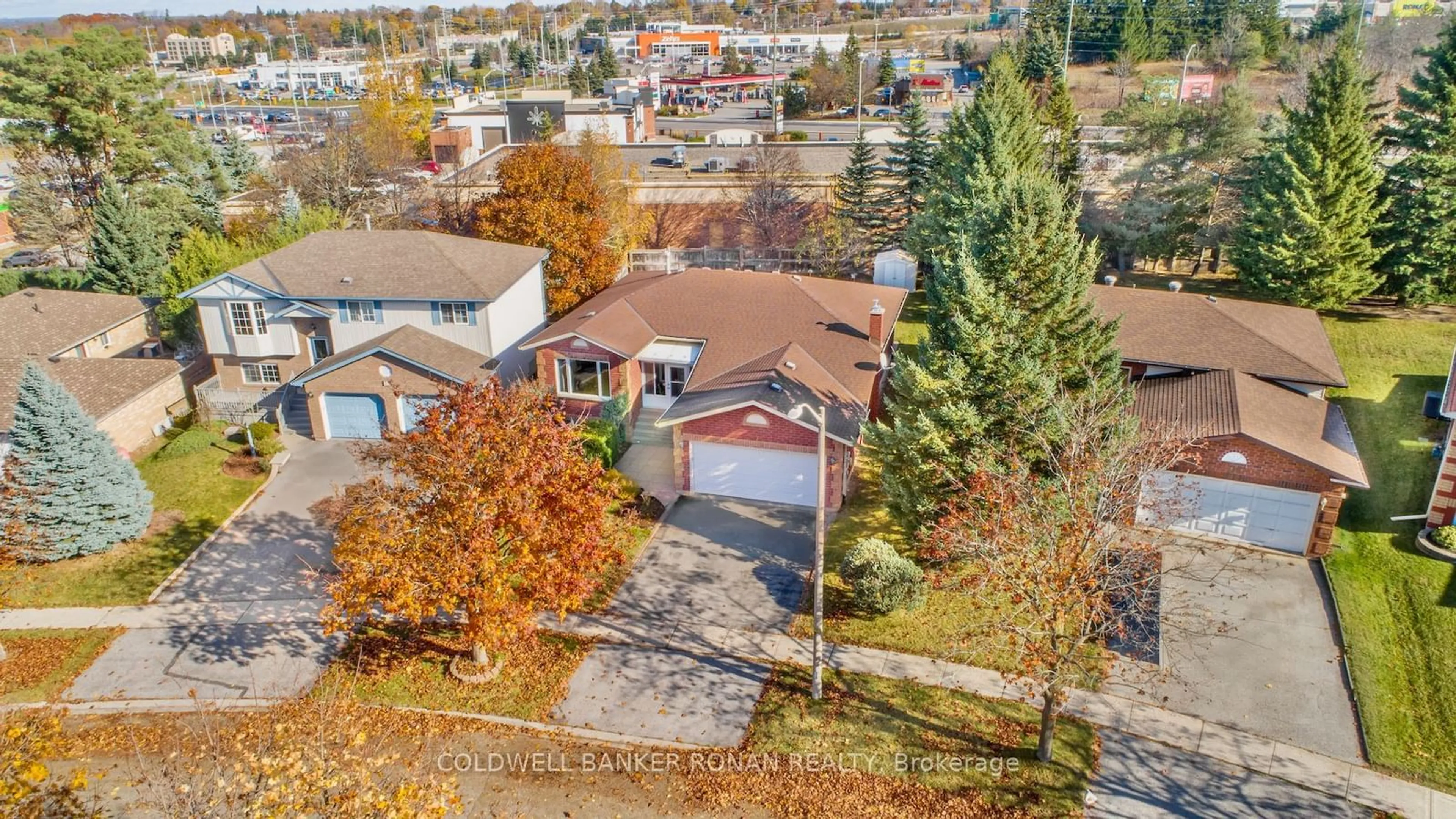 A pic from exterior of the house or condo, the street view for 17 Mayfair Dr, Barrie Ontario L4N 6Y7