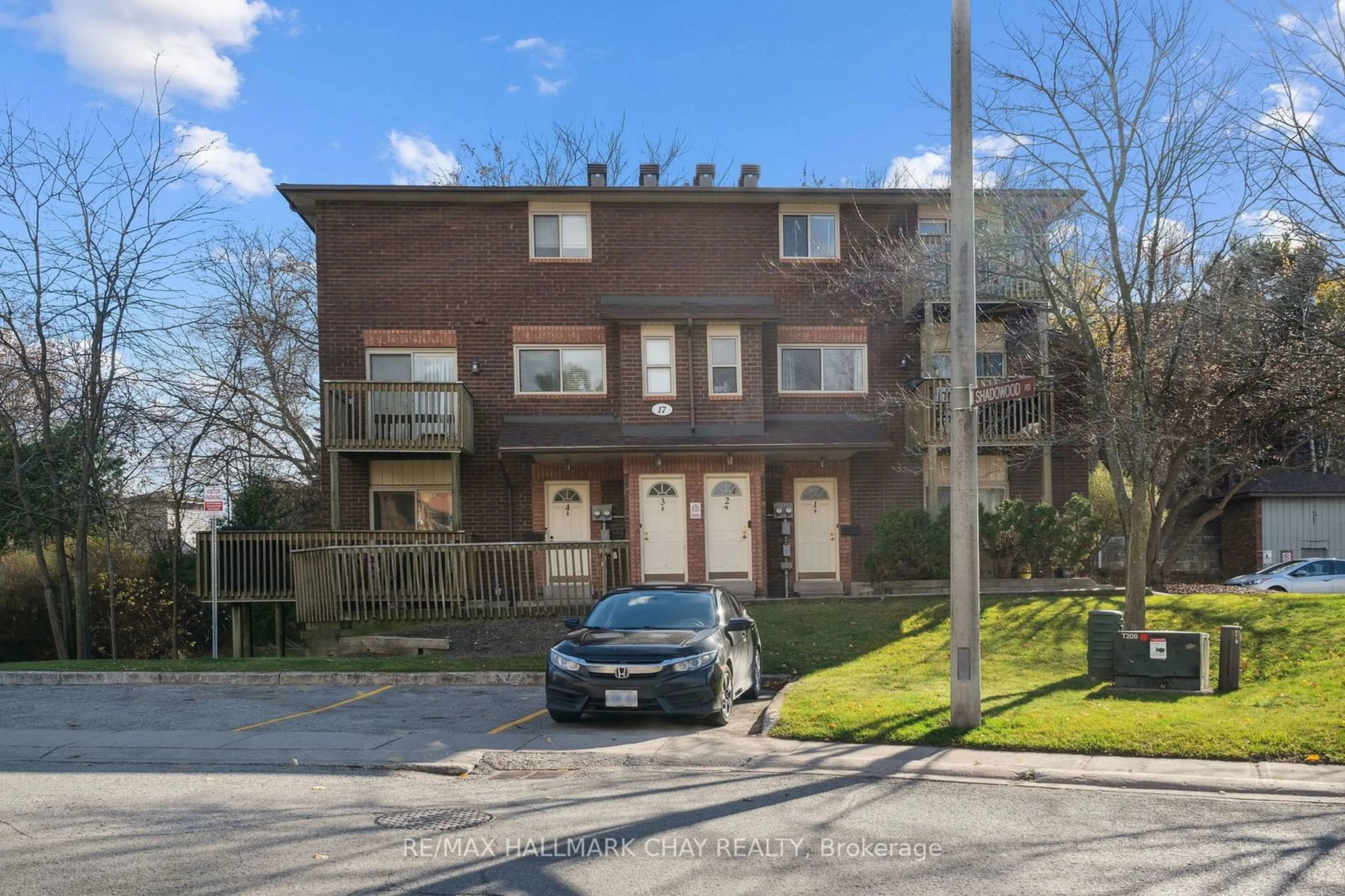 A pic from exterior of the house or condo, the street view for 17 Meadow Lane, Barrie Ontario L4N 7K3