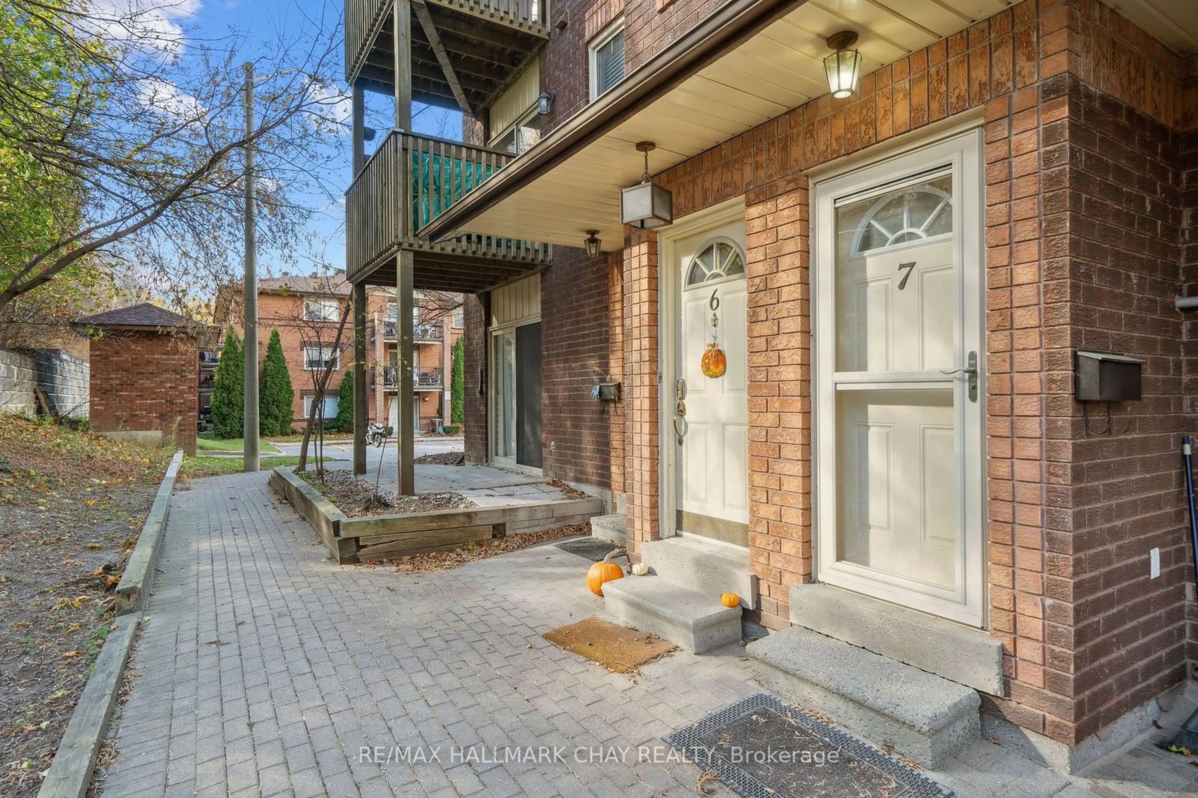 A pic from exterior of the house or condo, the street view for 17 Meadow Lane, Barrie Ontario L4N 7K3