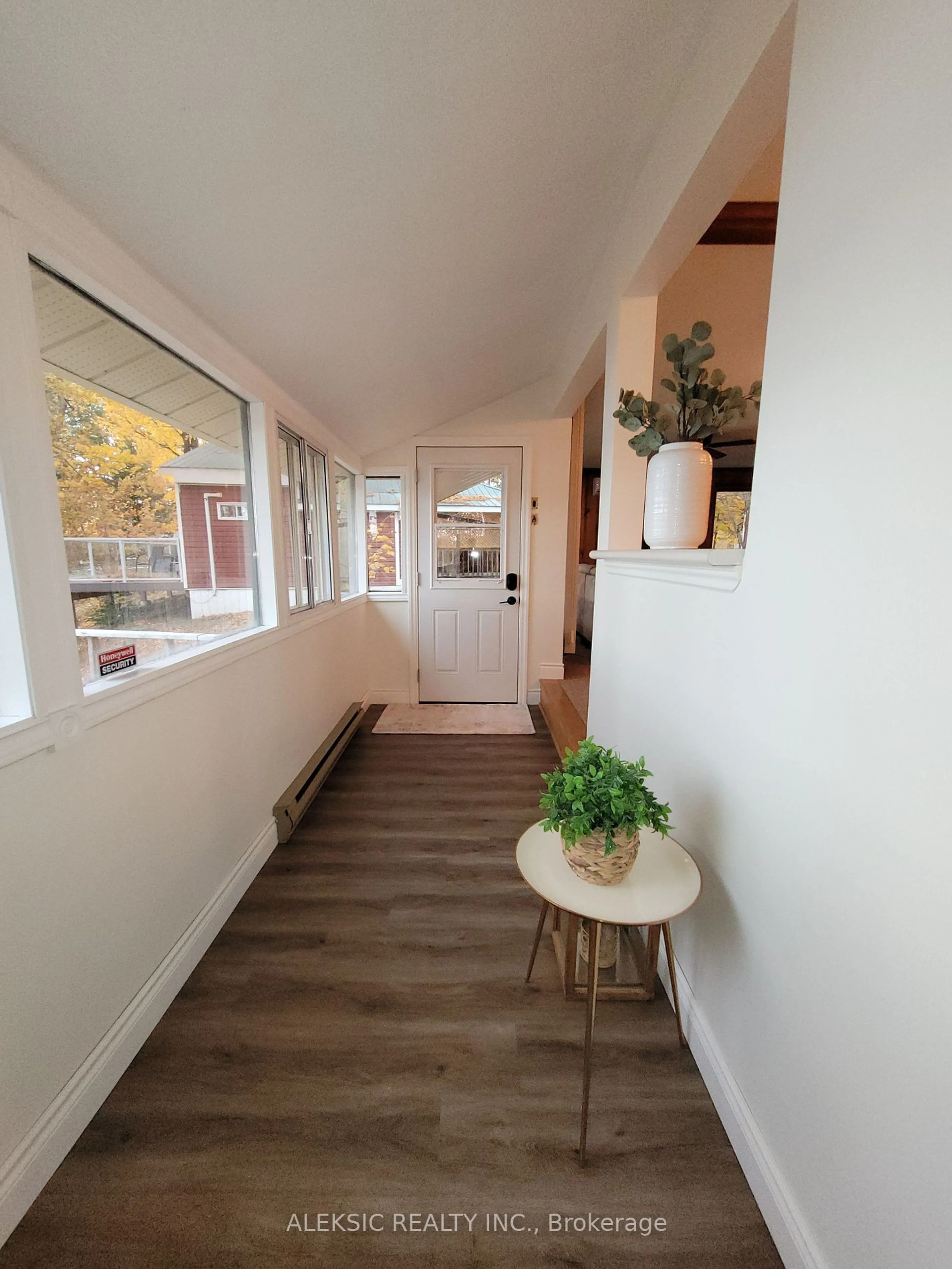 Indoor entryway, wood floors for 1660 Peninsula Point Rd, Severn Ontario P0E 1N0