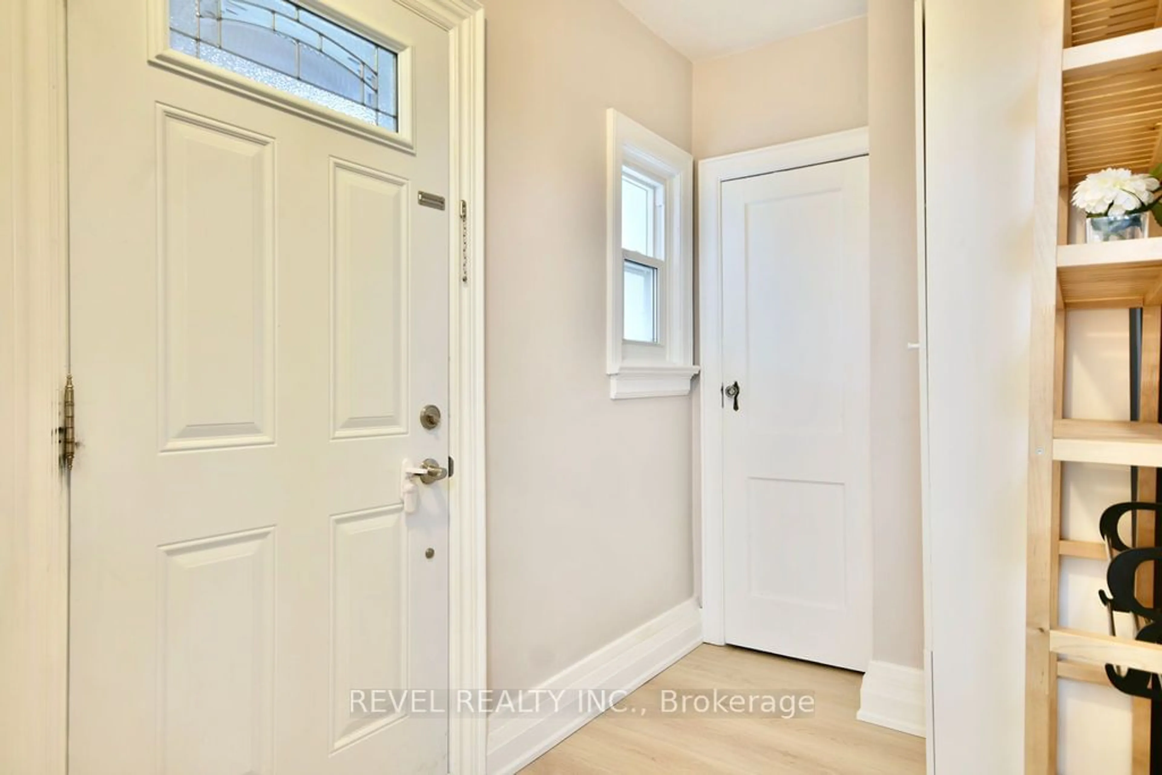 Indoor entryway, wood floors for 34 Penetang St, Barrie Ontario L4M 1V9