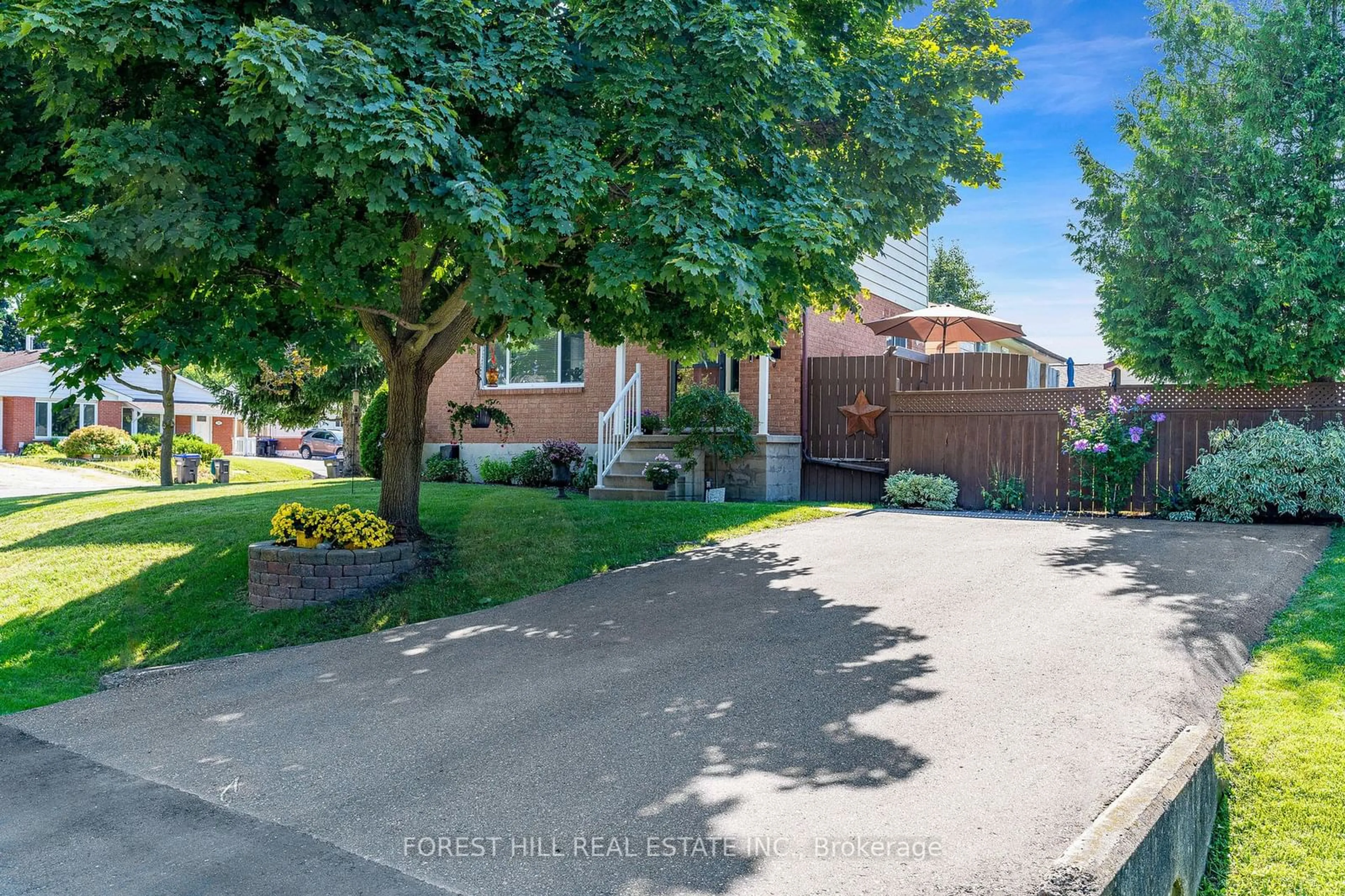 Frontside or backside of a home, the street view for 10 Leslie Dr, Collingwood Ontario L9Y 4P2