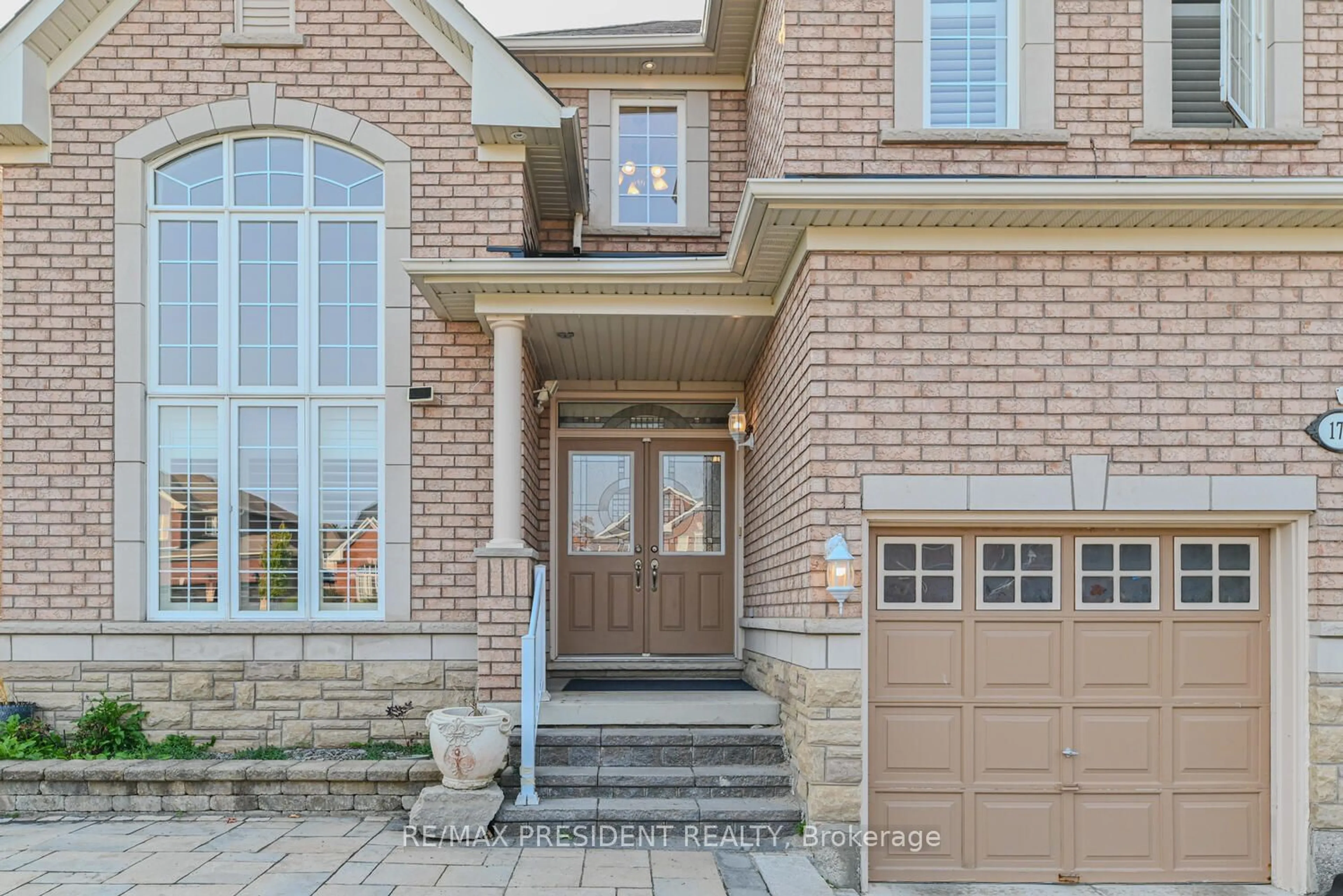 Home with brick exterior material for 170 The Queensway, Barrie Ontario L4M 0B5