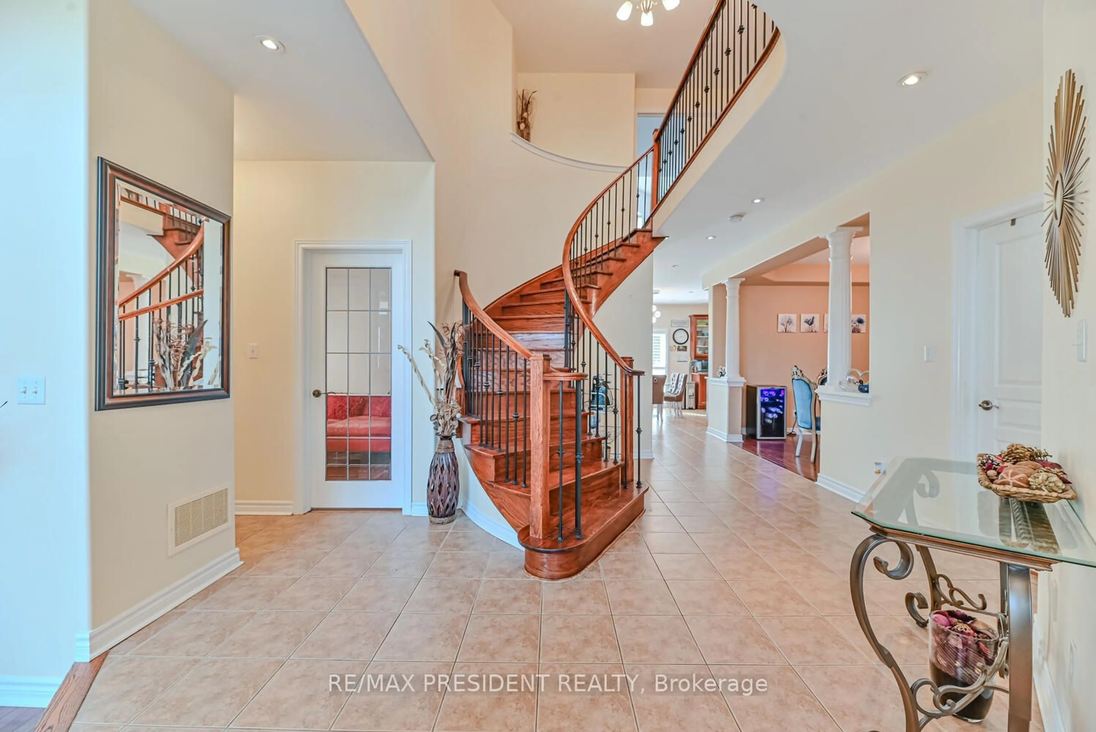 Indoor foyer, wood floors for 170 The Queensway, Barrie Ontario L4M 0B5