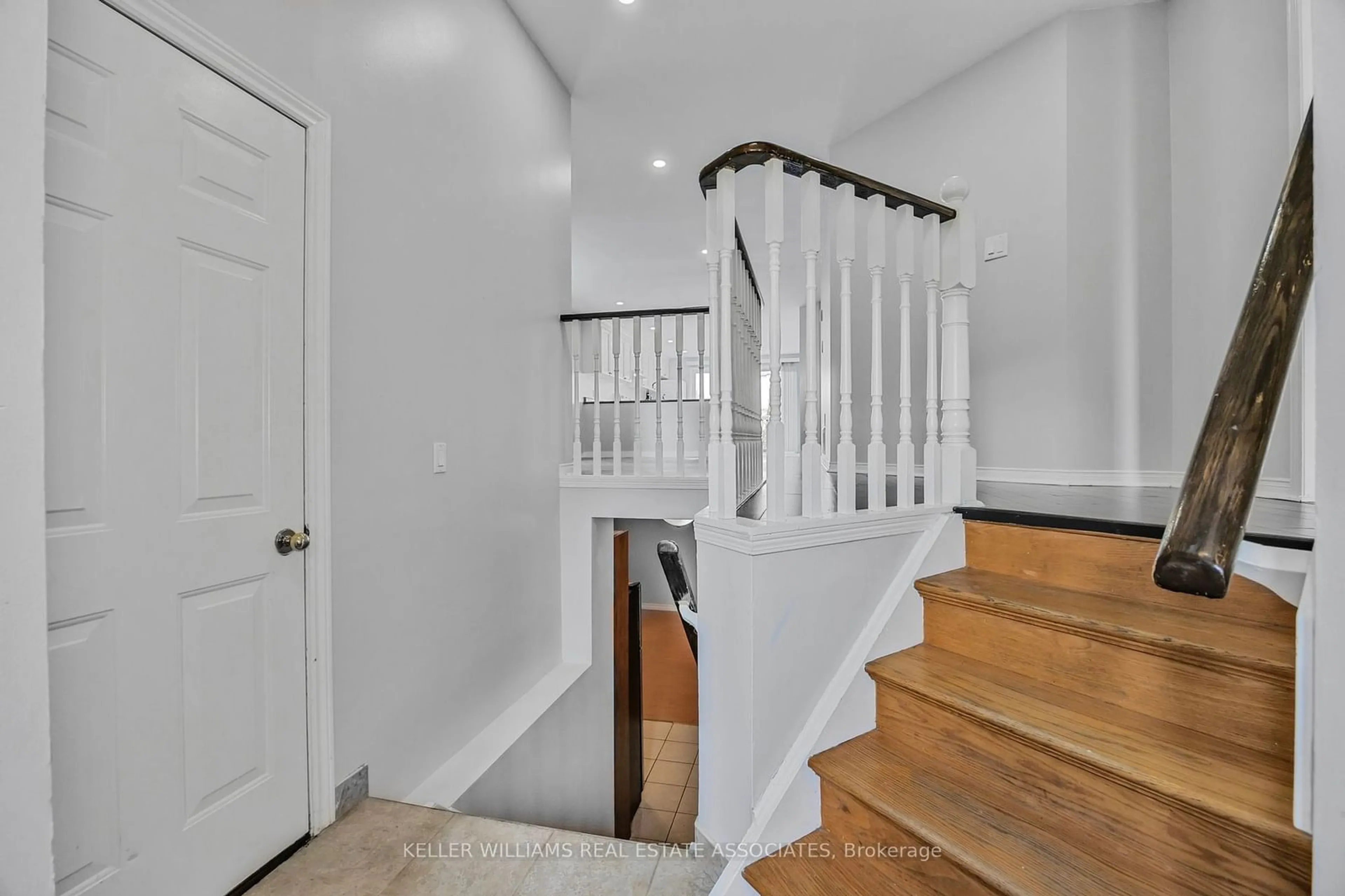 Stairs for 22 Weymouth Rd, Barrie Ontario L4M 6R9