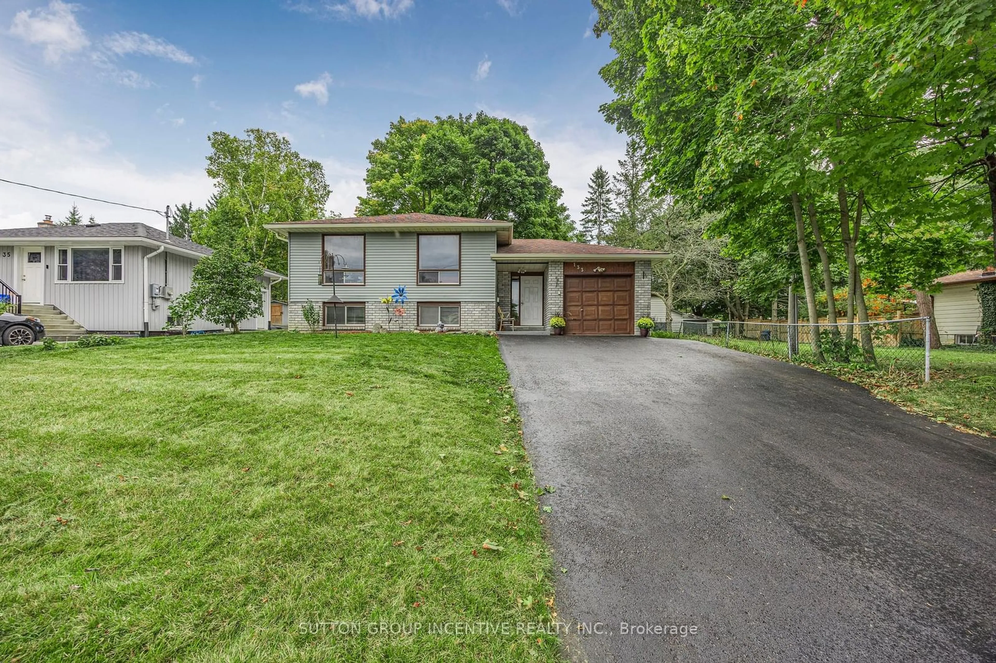 Frontside or backside of a home, the street view for 133 Gunn St, Barrie Ontario L4M 2H6