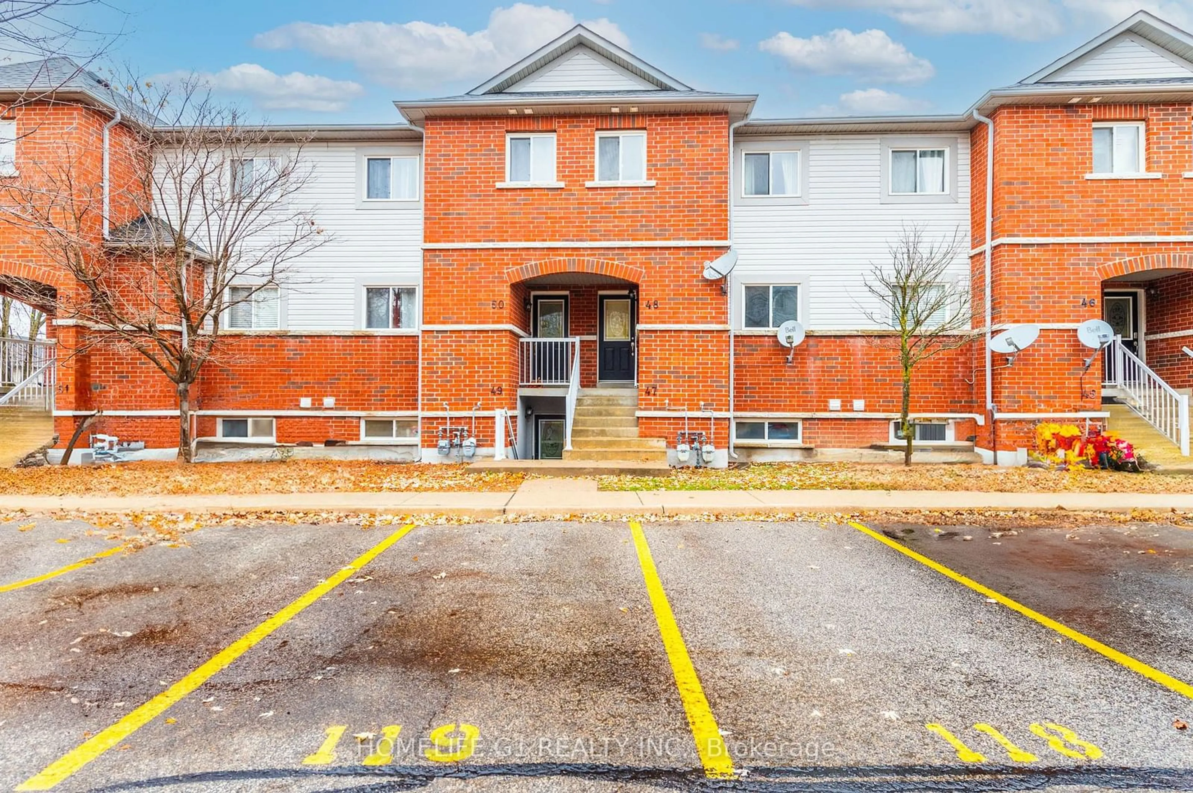 A pic from exterior of the house or condo, the front or back of building for 239 Ferndale Drive S, Barrie Ontario L4N 0T6